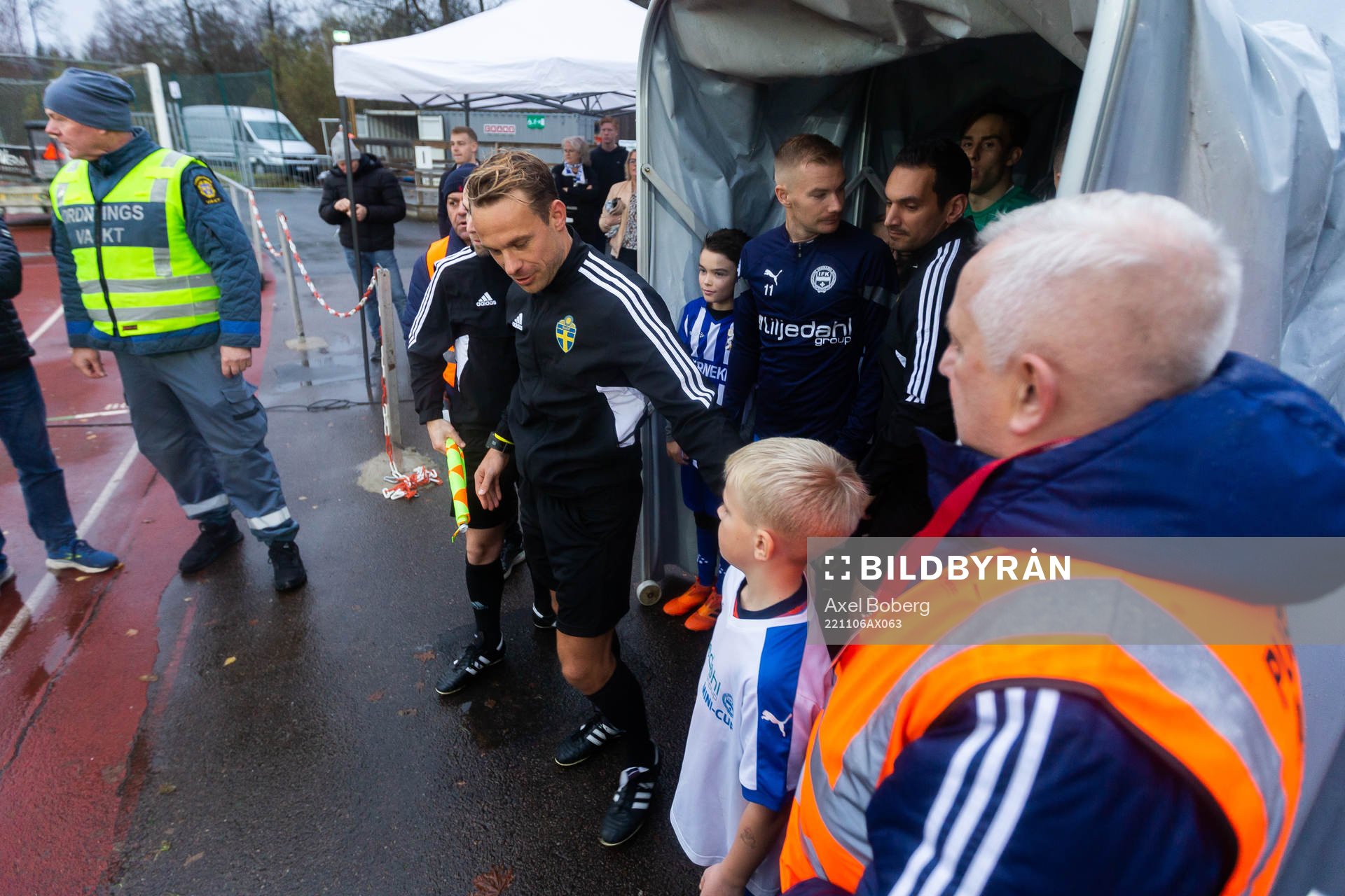 Värnamos Edvin Becirovic väntar med andra spelare på att