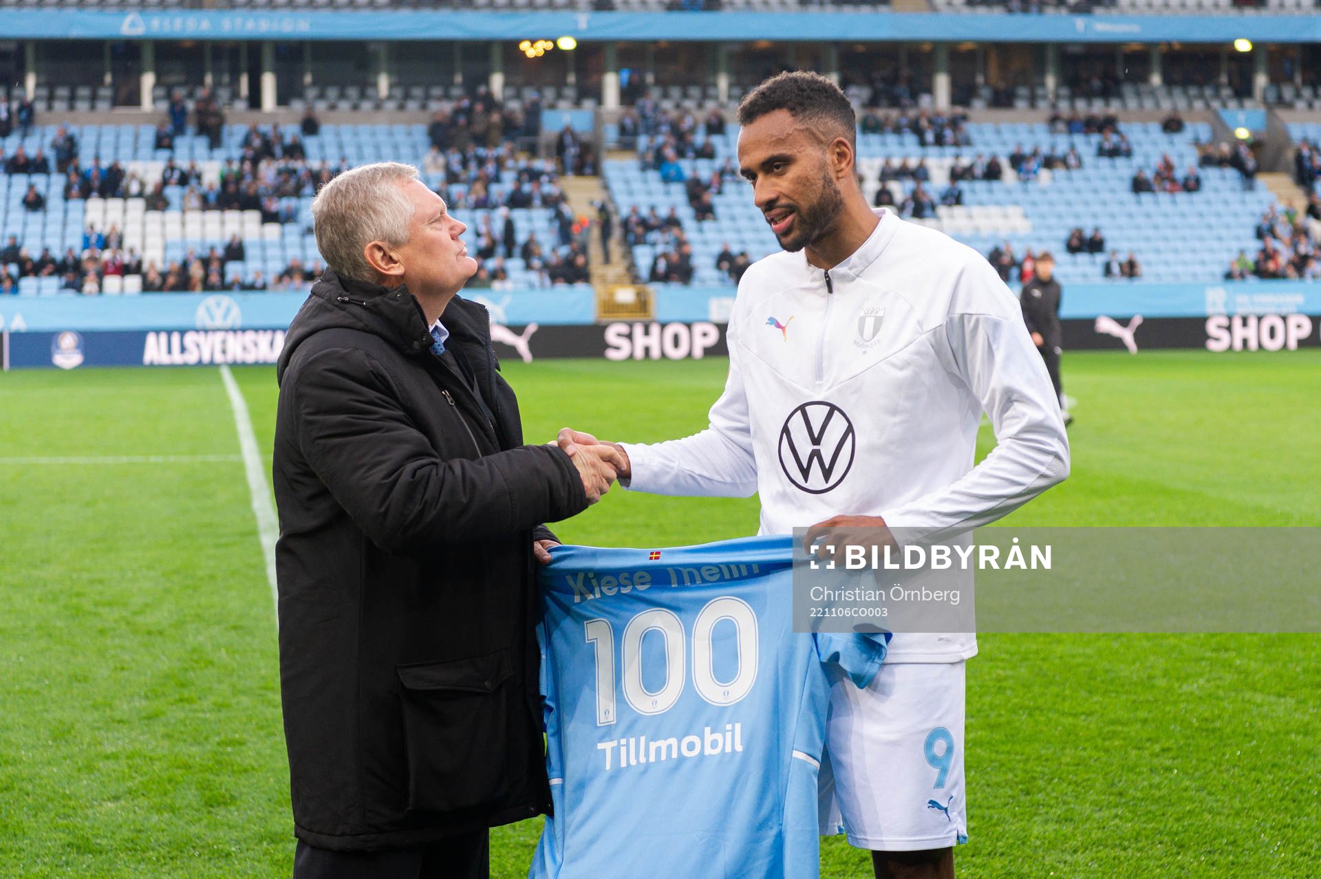Malmö FFs Isaac Kiese Thelin uppmärksammas inför fotbollsmatchen i Allsvenskan mellan Malmö FF och Degerfors den 6 november 2022 i Malmö.