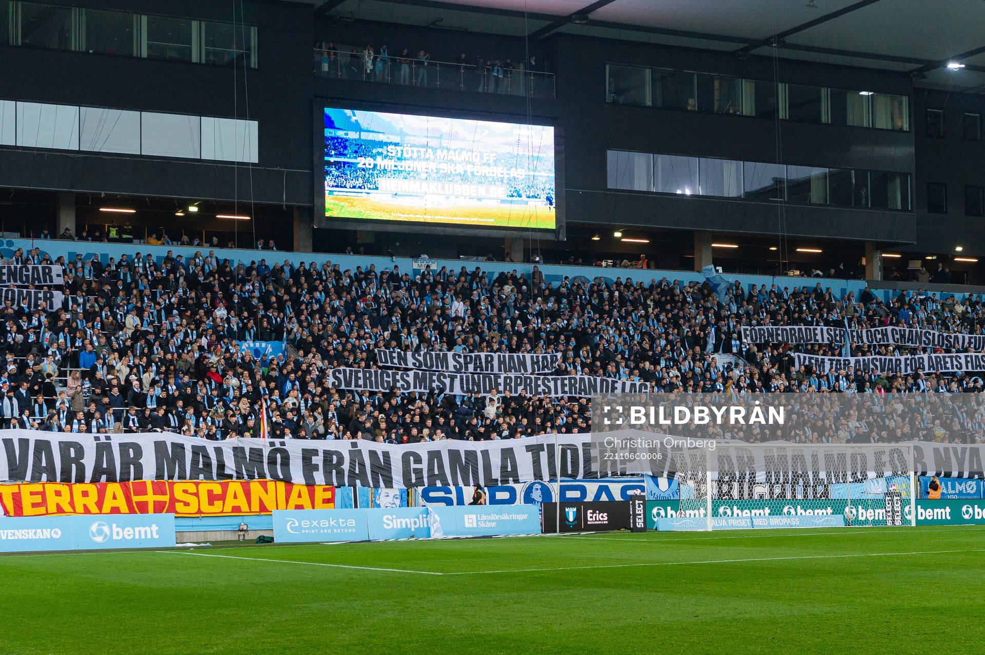 Malmö FFs supportar med banderoller