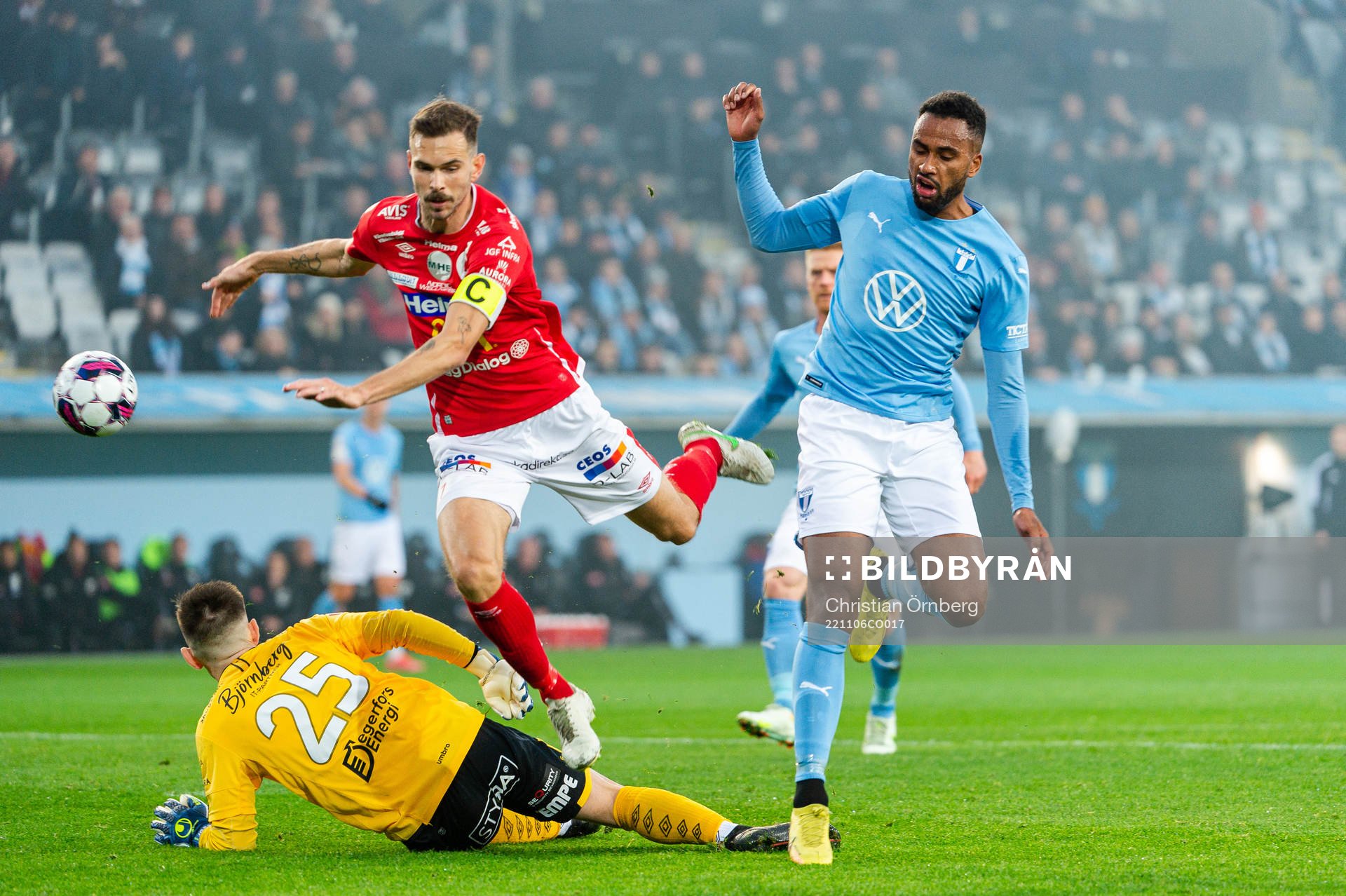 Malmö FFs Isaac Kiese Thelin oroar framför Degerfors målvakt Jeffrey Gal och Sebastian Ohlsson under fotbollsmatchen i Allsvenskan mellan Malmö FF och Degerfors den 6 november 2022 i Malmö. 