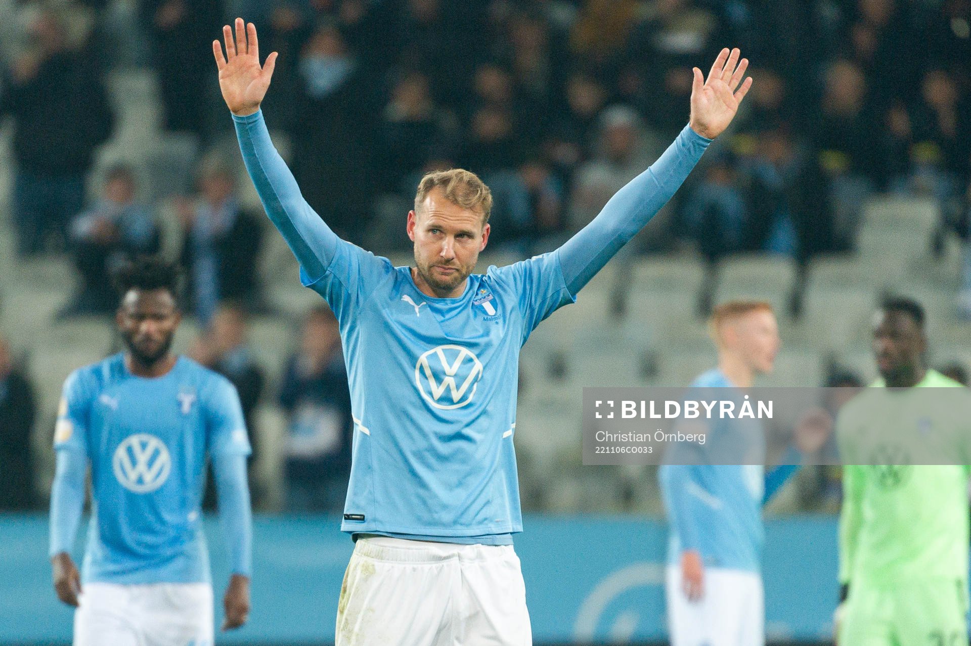 Malmö FFs Ola Toivonen lämnar planen efter byte under fotbollsmatchen i Allsvenskan mellan Malmö FF och Degerfors den 6 november 2022 i Malmö.