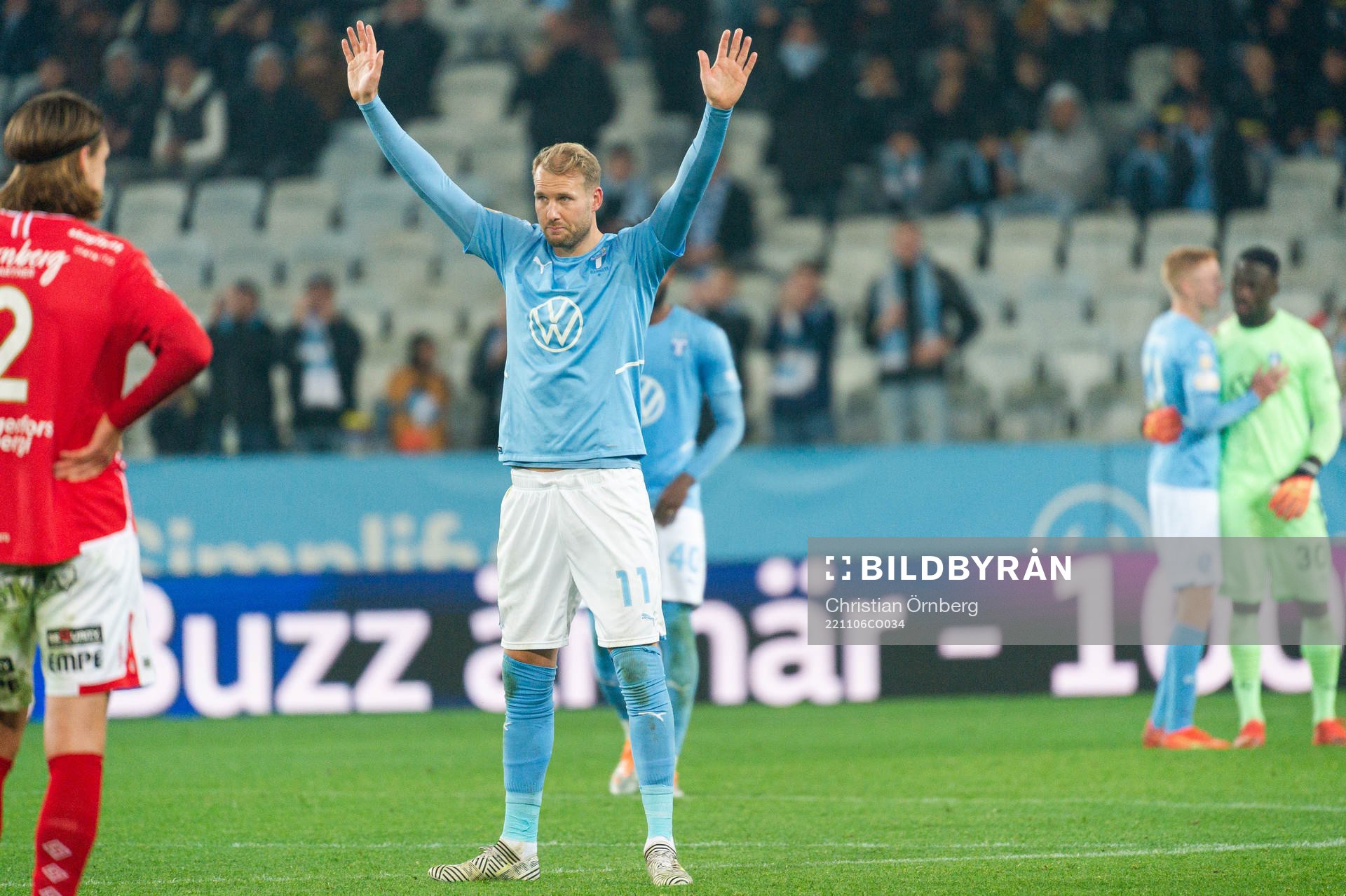 Malmö FFs Ola Toivonen lämnar planen efter byte under fotbollsmatchen i Allsvenskan mellan Malmö FF och Degerfors den 6 november 2022 i Malmö.