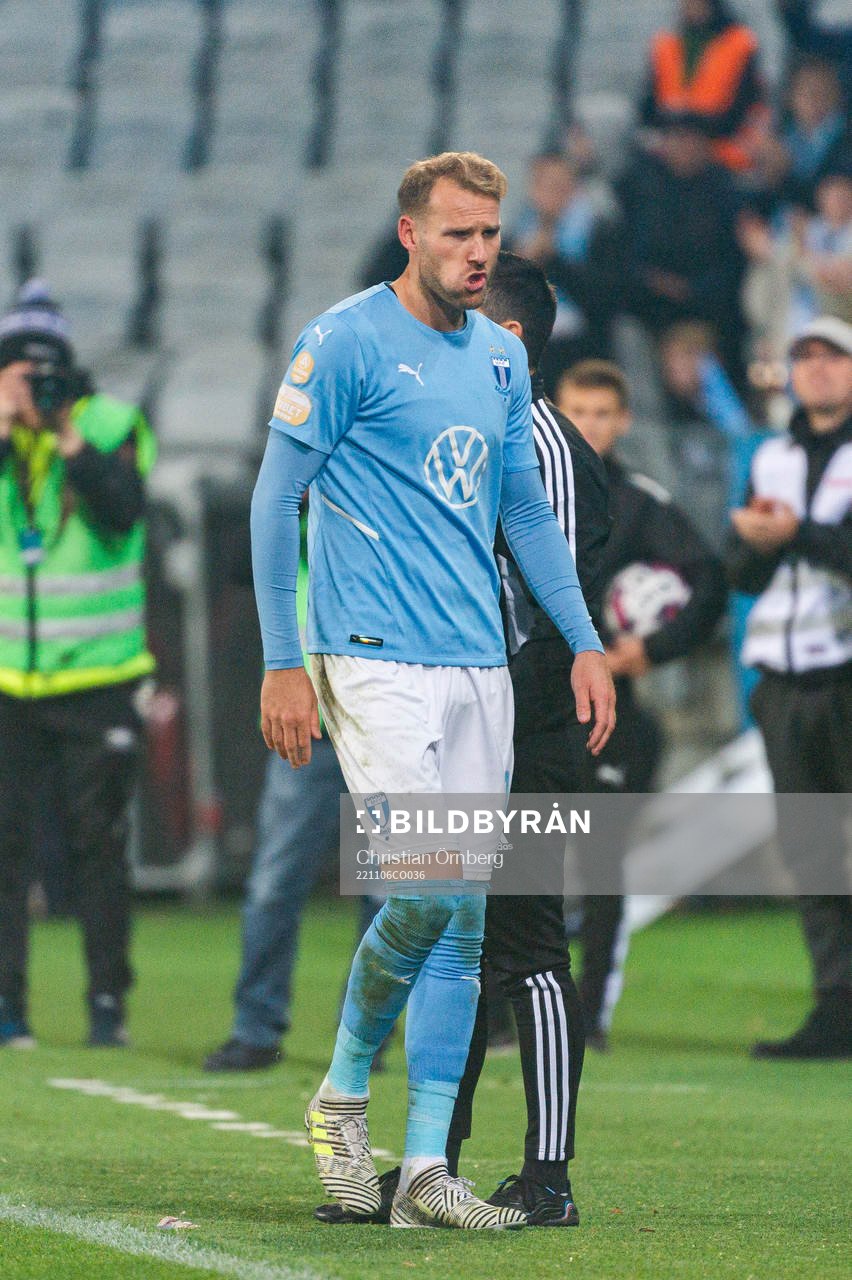 Malmö FFs Ola Toivonen lämnar planen efter byte under fotbollsmatchen i Allsvenskan mellan Malmö FF och Degerfors den 6 november 2022 i Malmö. 