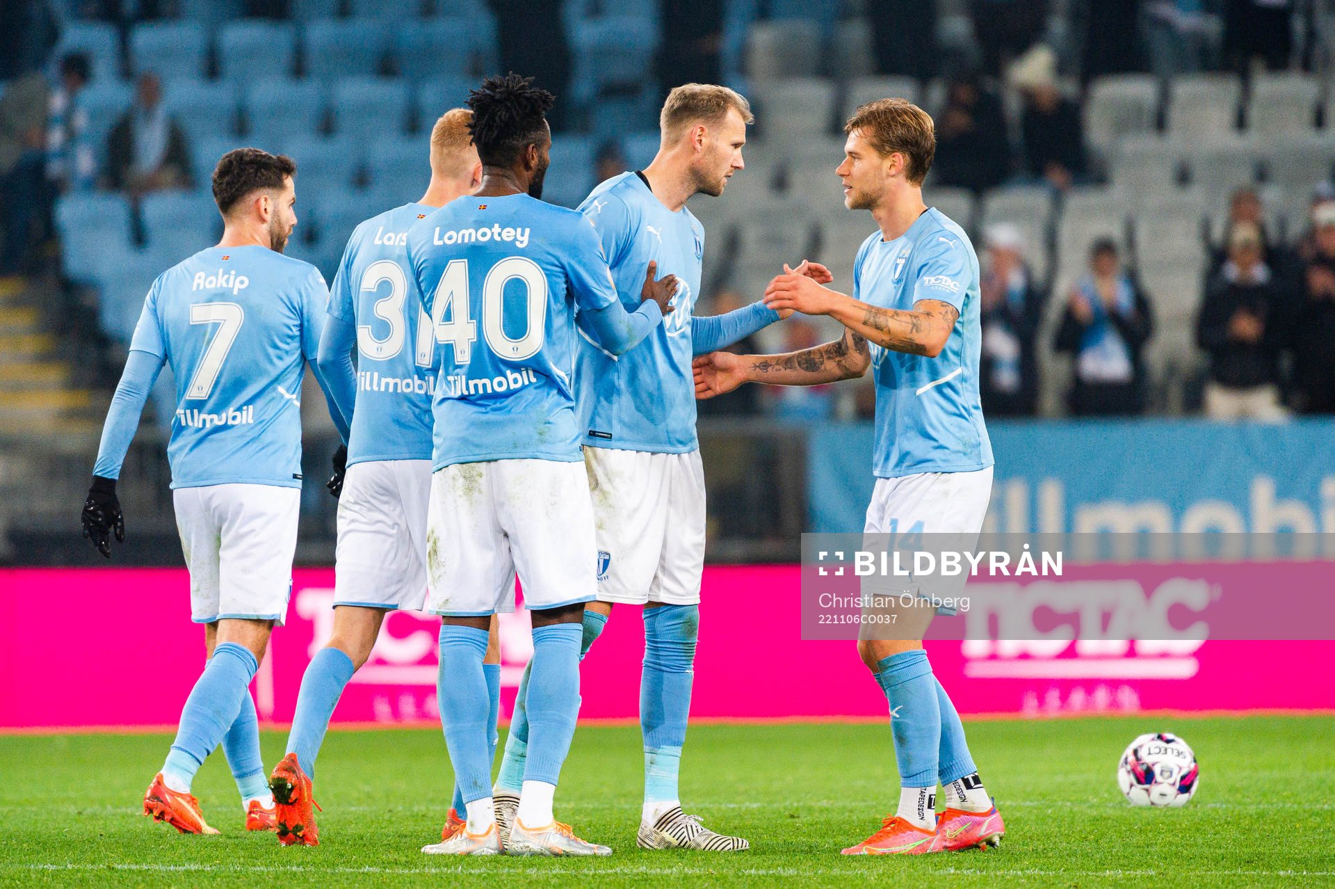 Malmö FFs Ola Toivonen lämnar planen efter byte under fotbollsmatchen i Allsvenskan mellan Malmö FF och Degerfors den 6 november 2022 i Malmö.