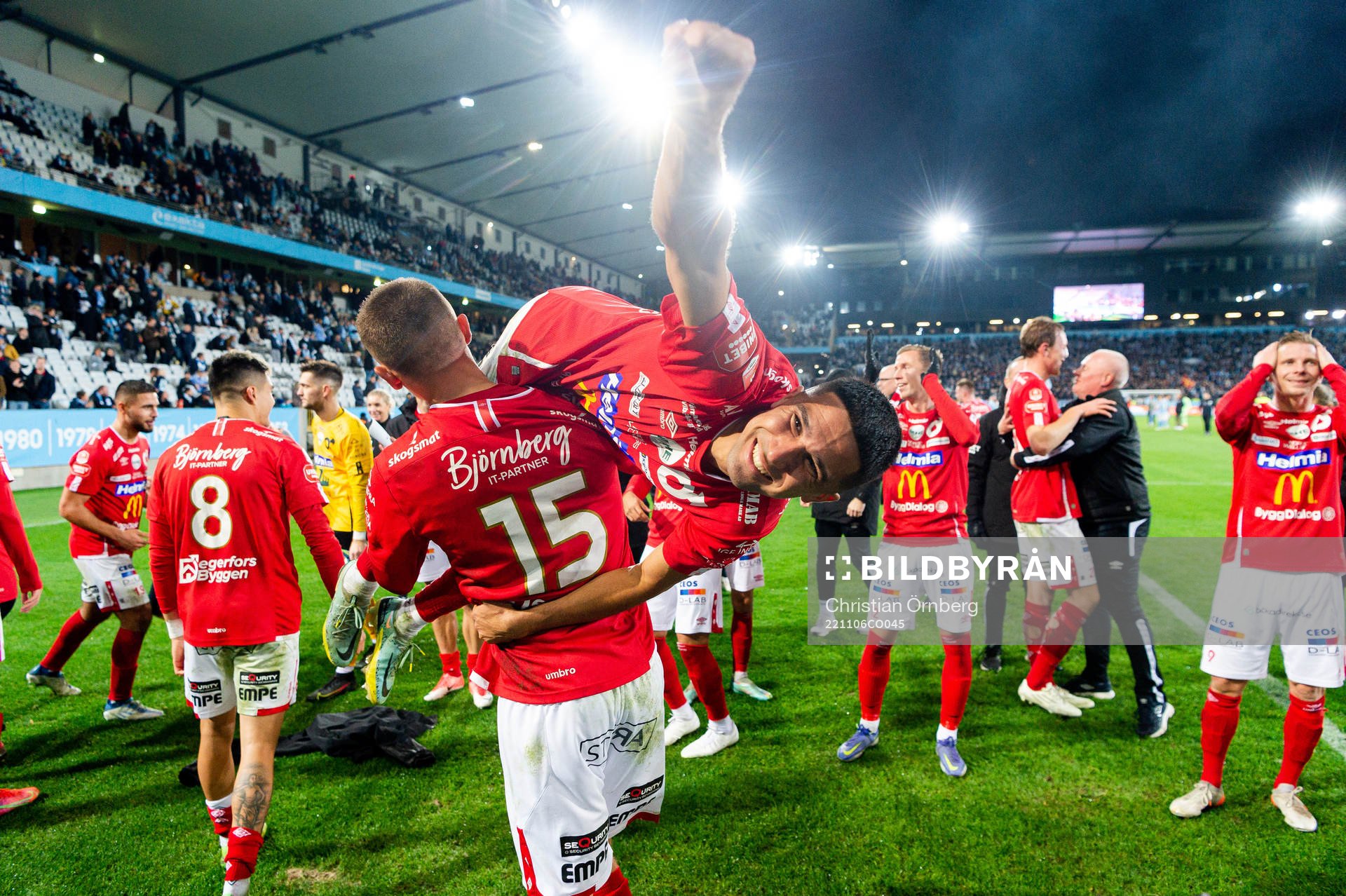 Degerfors Elyas Bouzaiene och Gustaf Lagerbielke  jublar