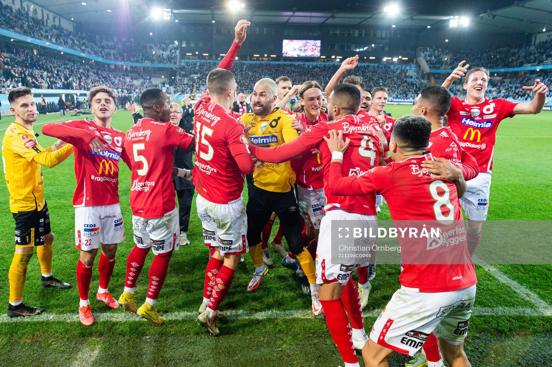 Degerfors spelare jublar