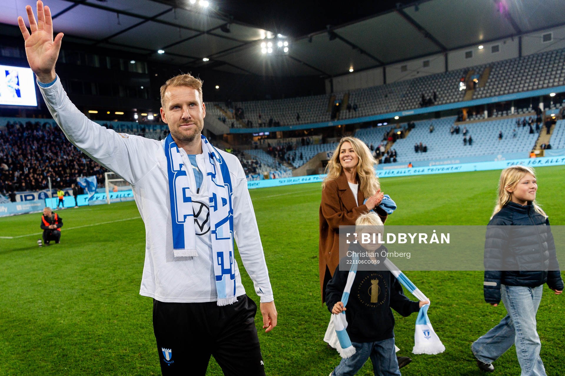 Malmö FFs Ola Toivonen avtackas efter fotbollsmatchen i Allsvenskan mellan Malmö FF och Degerfors den 6 november 2022 i Malmö. 