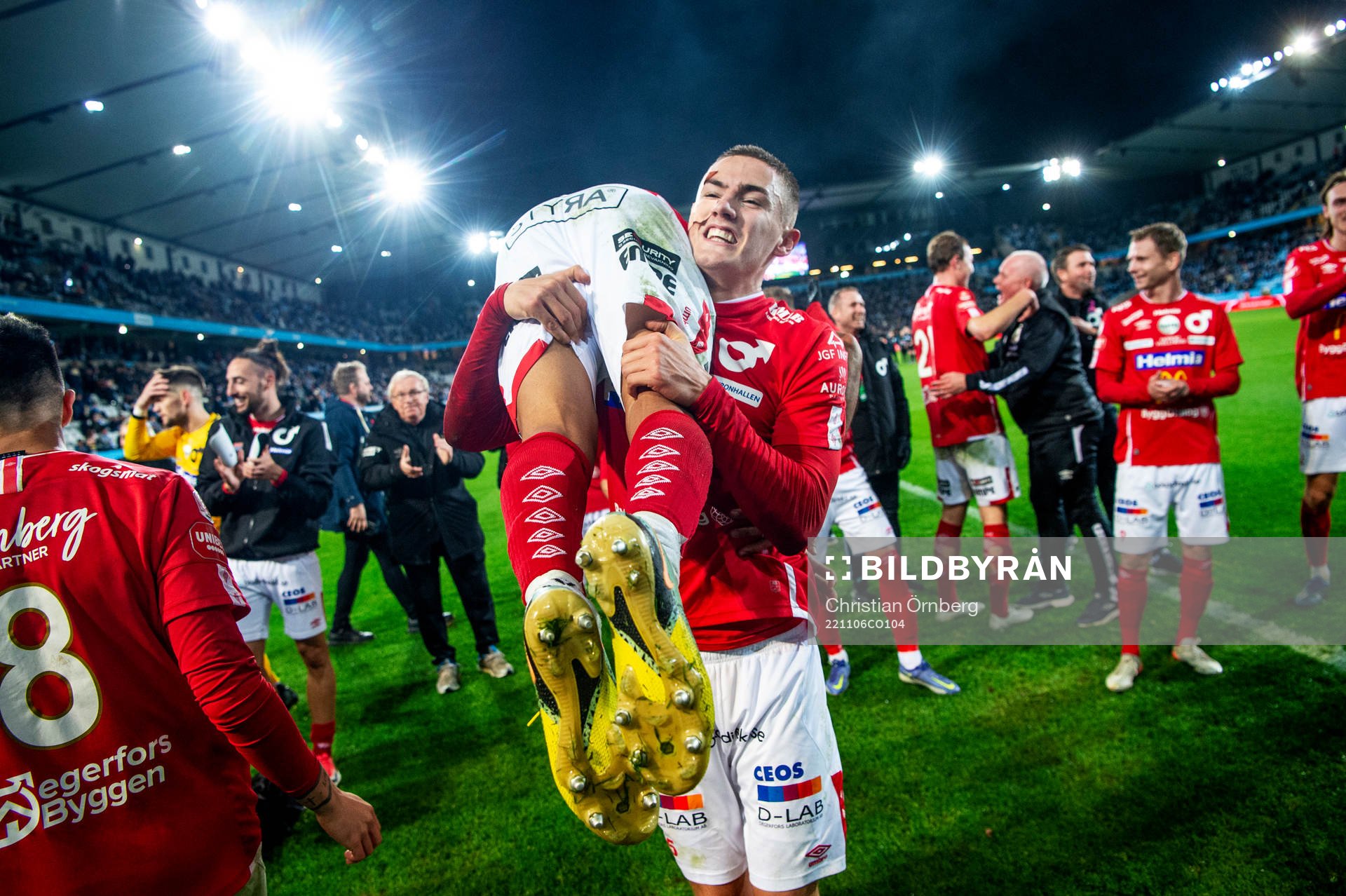 Degerfors Gustaf Lagerbielke jublar med lagkamraterna