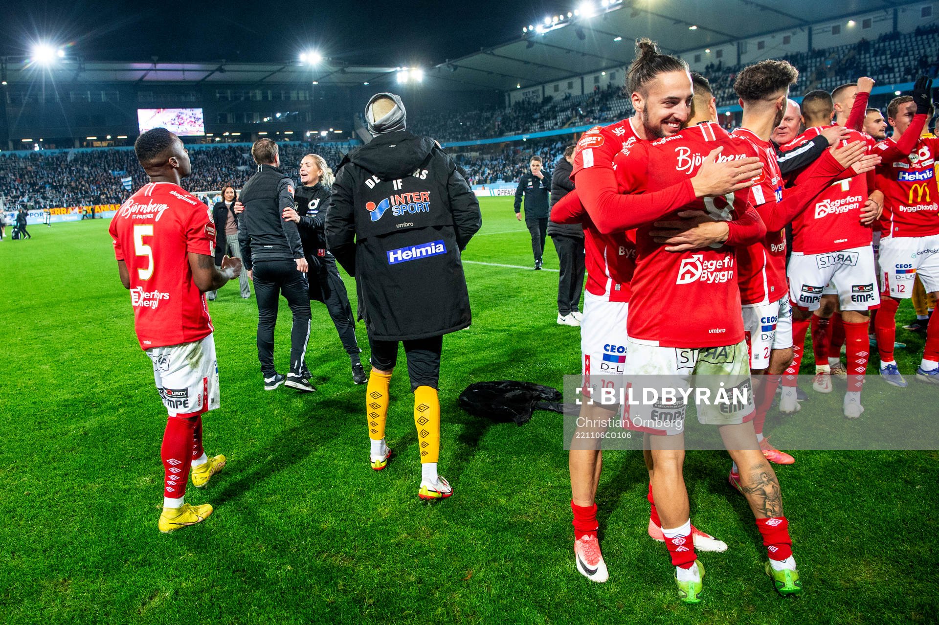 Jubel i Degerfors efter fotbollsmatchen i Allsvenskan mellan Malmö FF och Degerfors den 6 november 2022 i Malmö. 