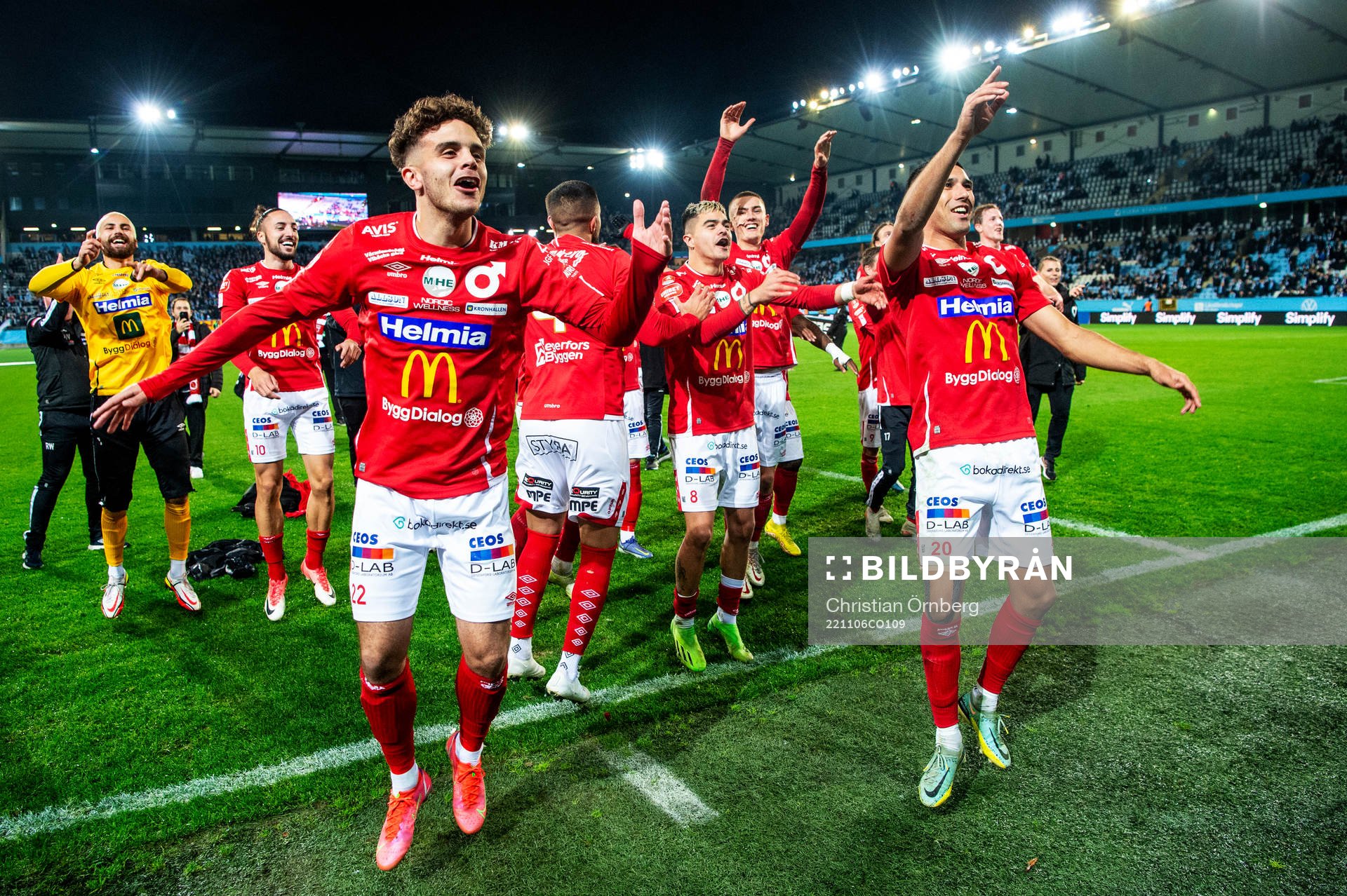 Degerfors Justin Salmon och Elyas Bouzaiene jublar med
