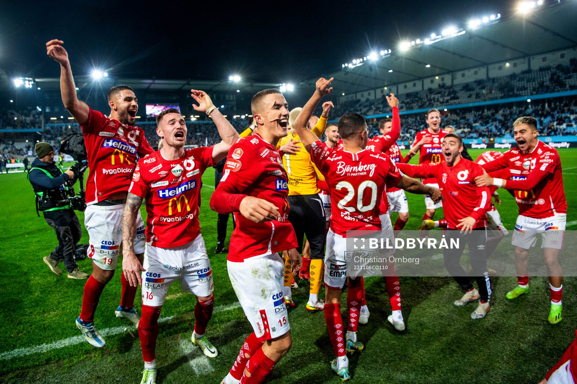 Degerfors Gustaf Lagerbielke jublar med lagkamraterna efter fotbollsmatchen i Allsvenskan mellan Malmö FF och Degerfors den 6 november 2022 i Malmö.
