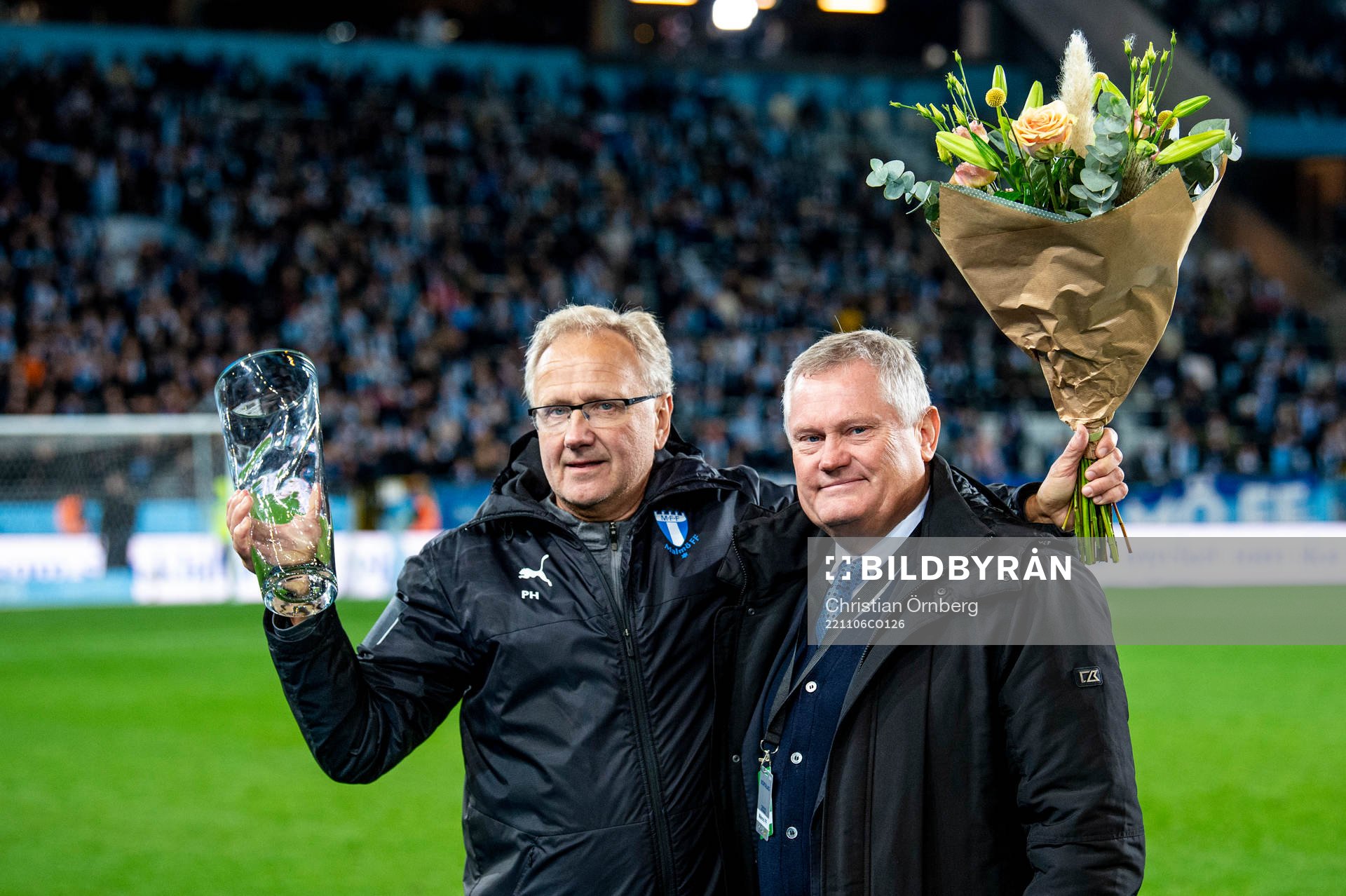 Malmö FFs läkare Pär Hertbertssson avtackas av Malmö