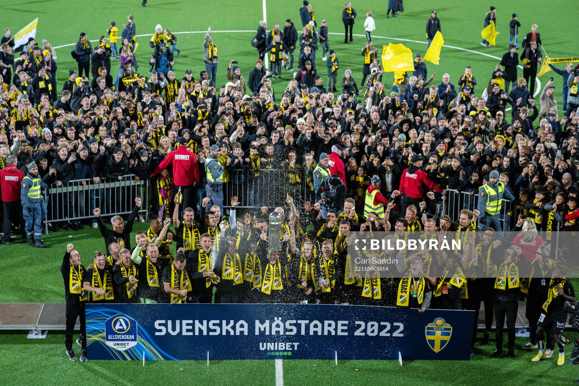 Häckens spelare och supportar jublar efter fotbollsmatchen i Allsvenskan mellan Häcken och IFK Norrköping den 6 november 2022 i Göteborg.