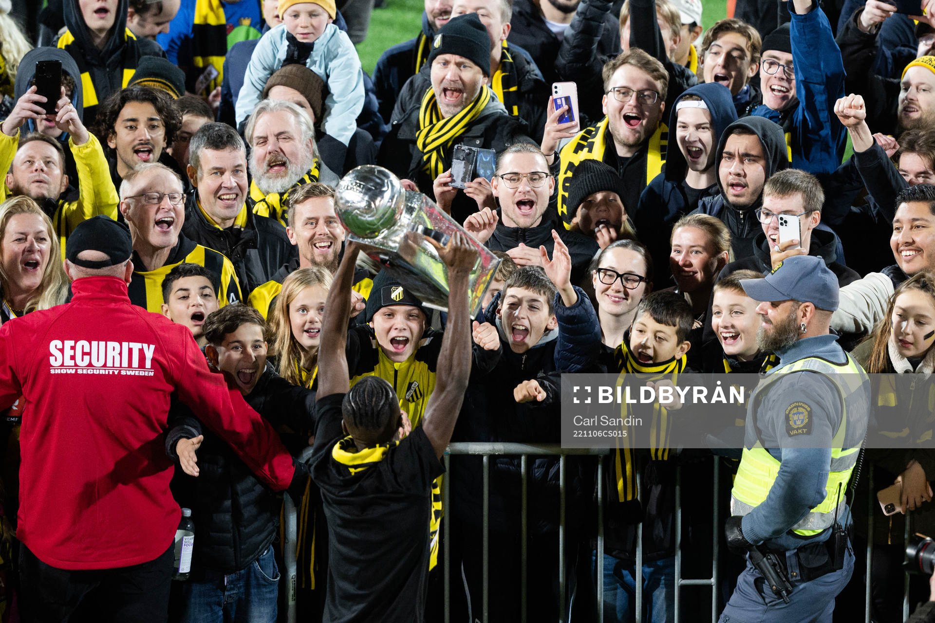 Häckens Ibrahim Sadiq jublar med pokalen