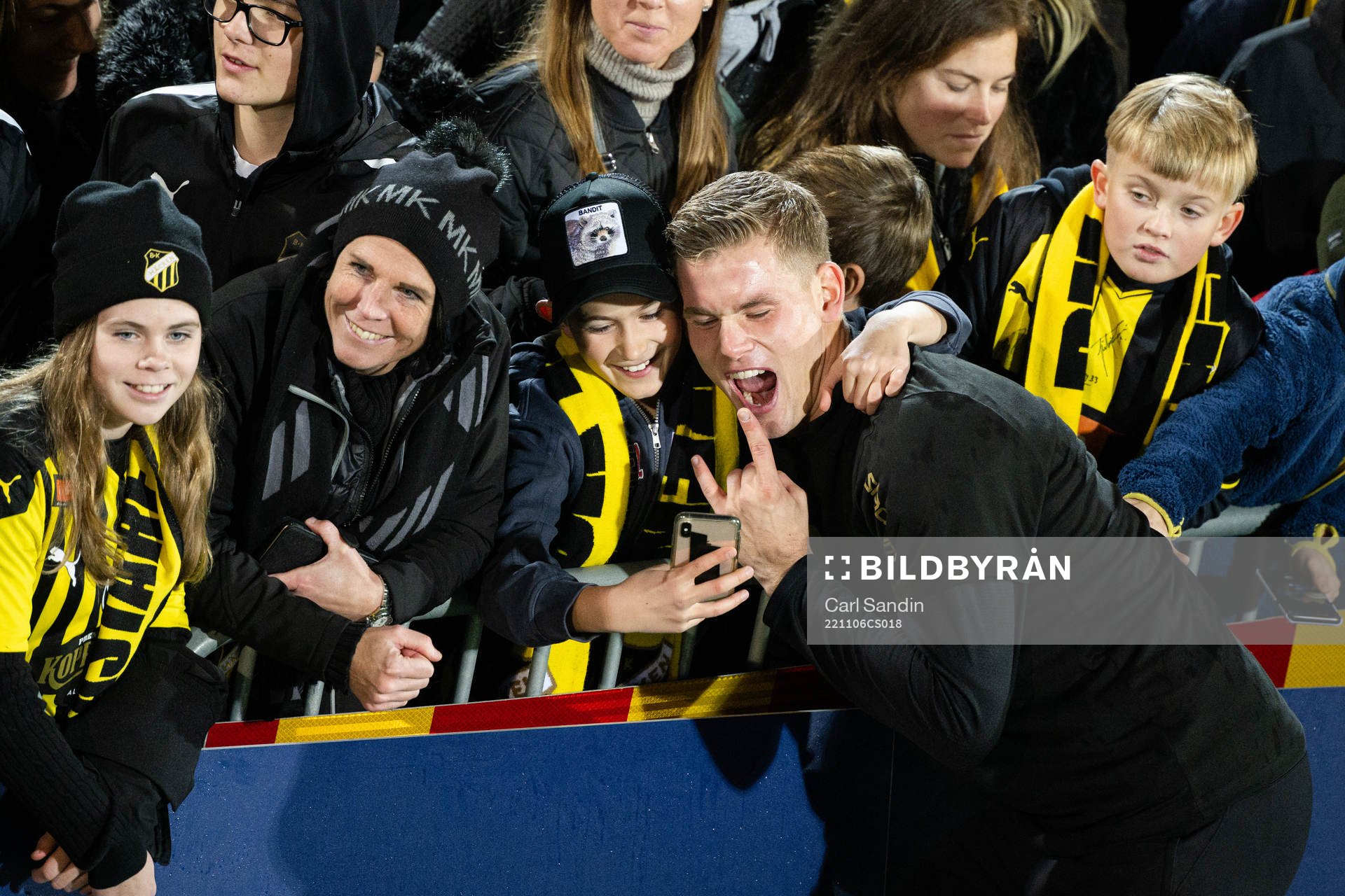 Häckens målvakt Johan Brattberg jublar