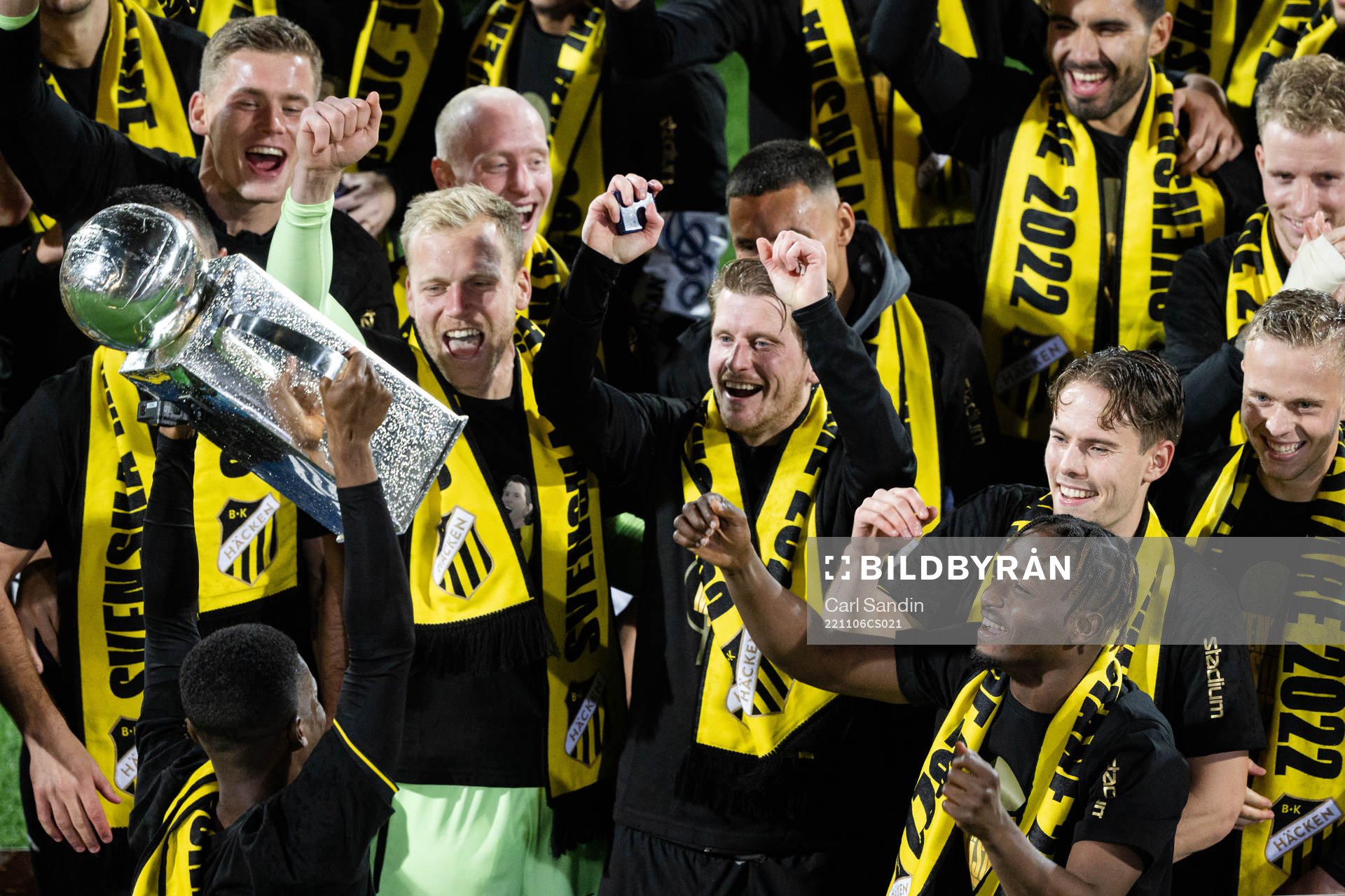 Häckens spelare jublar med pokalen