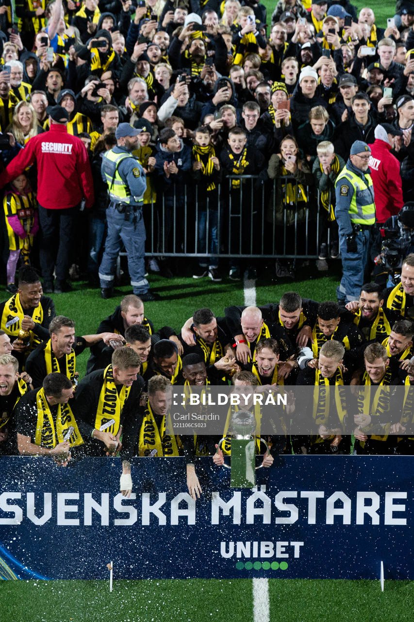 Häckens Erik Friberg jublar med pokalen
