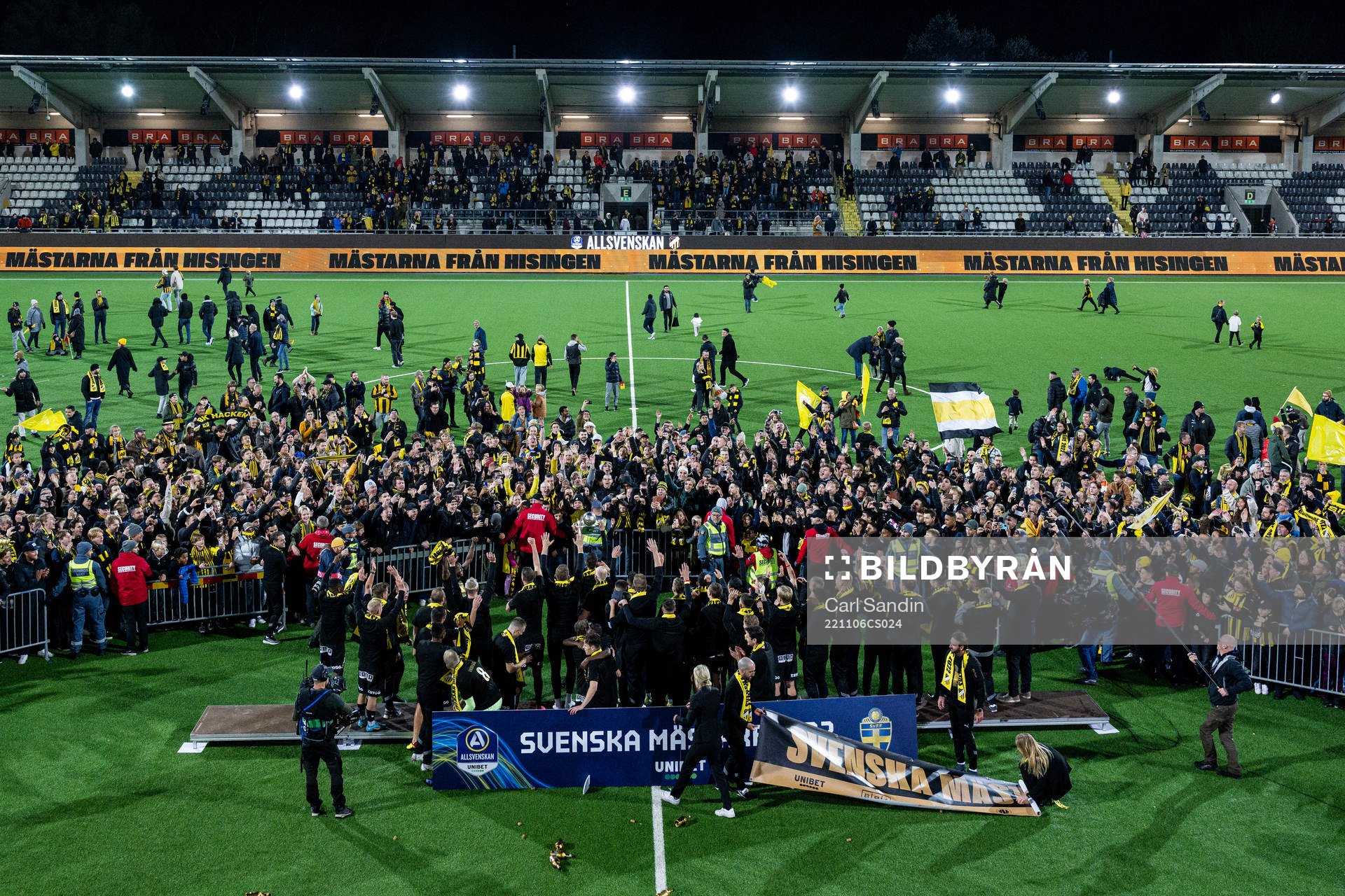 Häckens spelare och ledare jublar