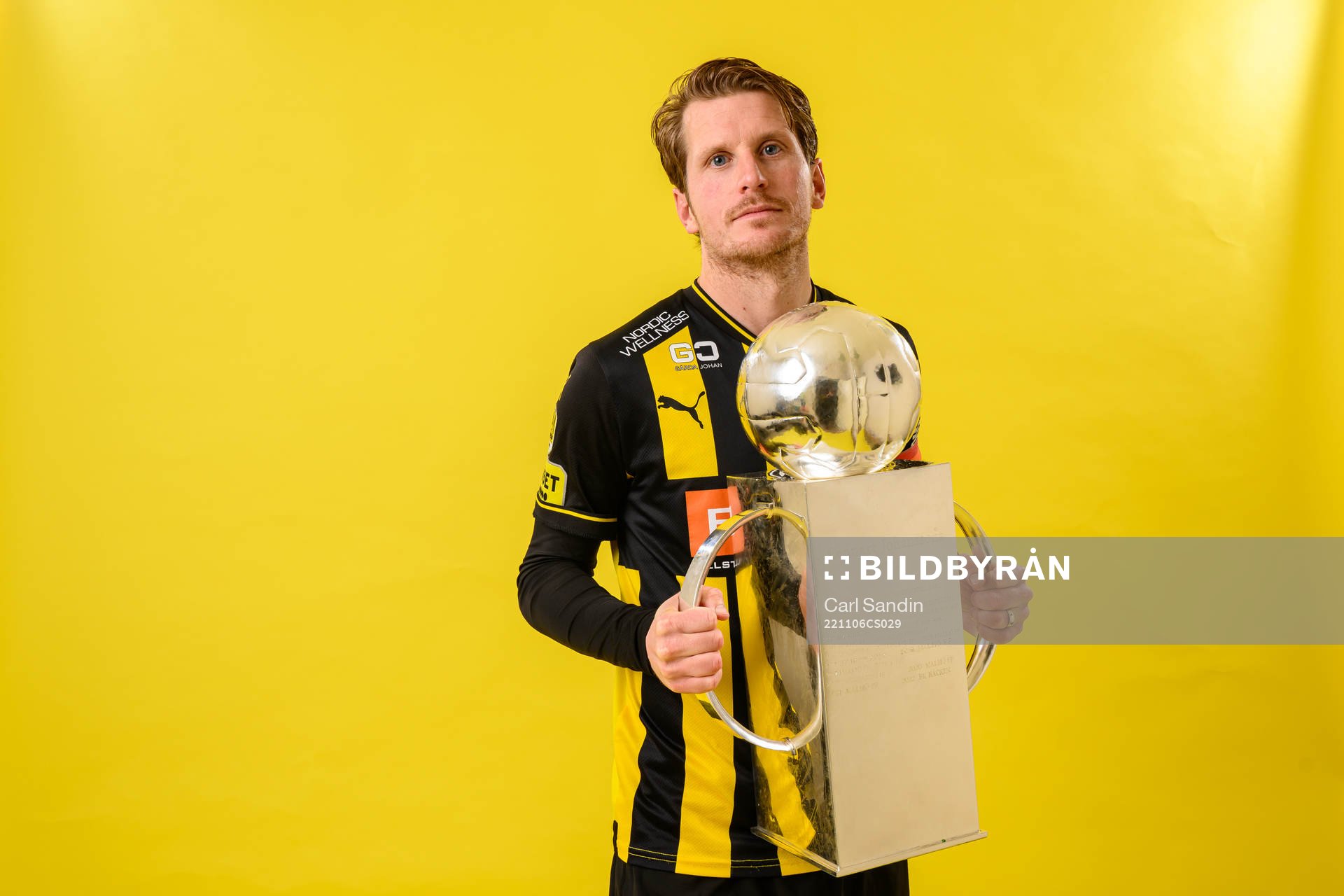 Erik Friberg jublar med pokalen