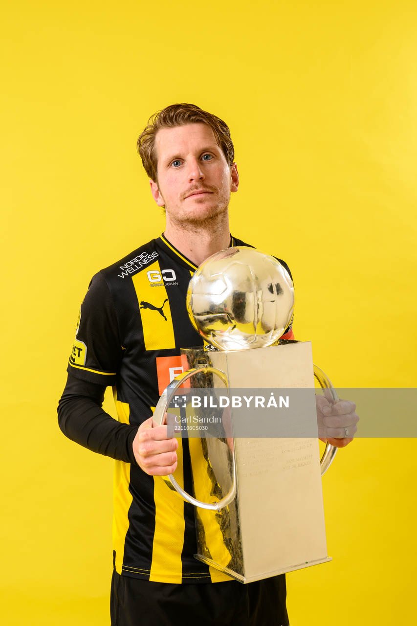 Erik Friberg jublar med pokalen