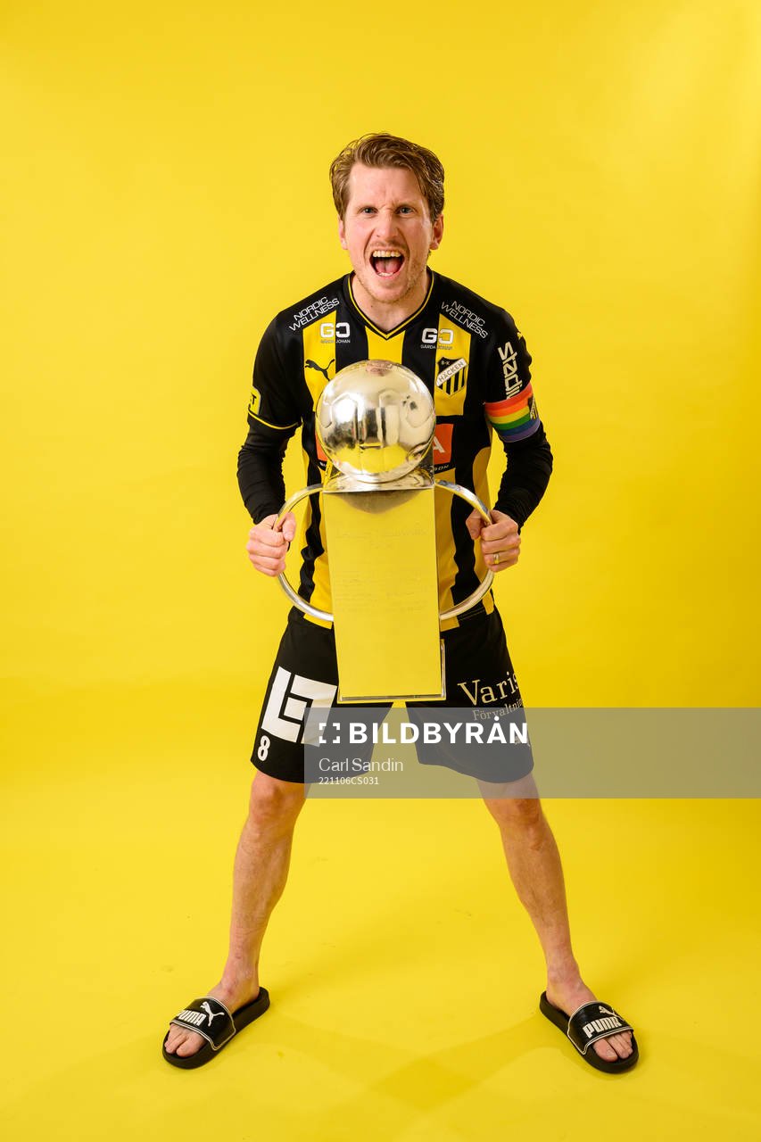 Häckens Erik Friberg jublar med pokalen