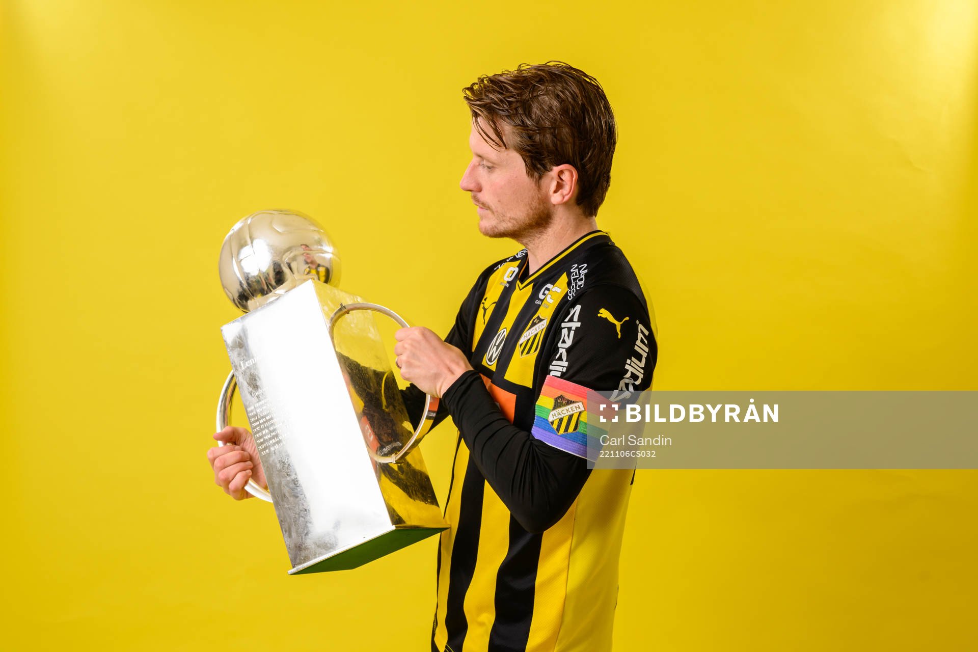 Erik Friberg jublar med pokalen