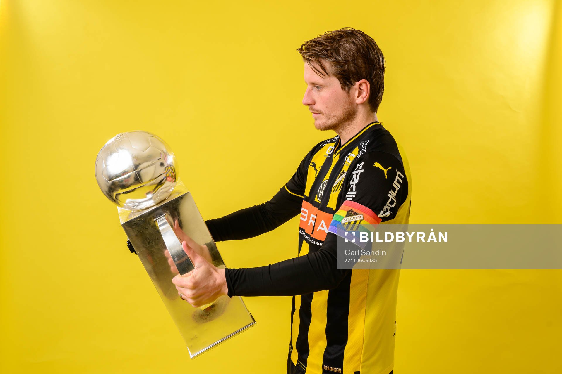 Erik Friberg jublar med pokalen