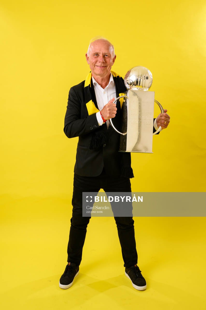 Häckens f.d. klubbdirektör Dennis Andersson jublar med