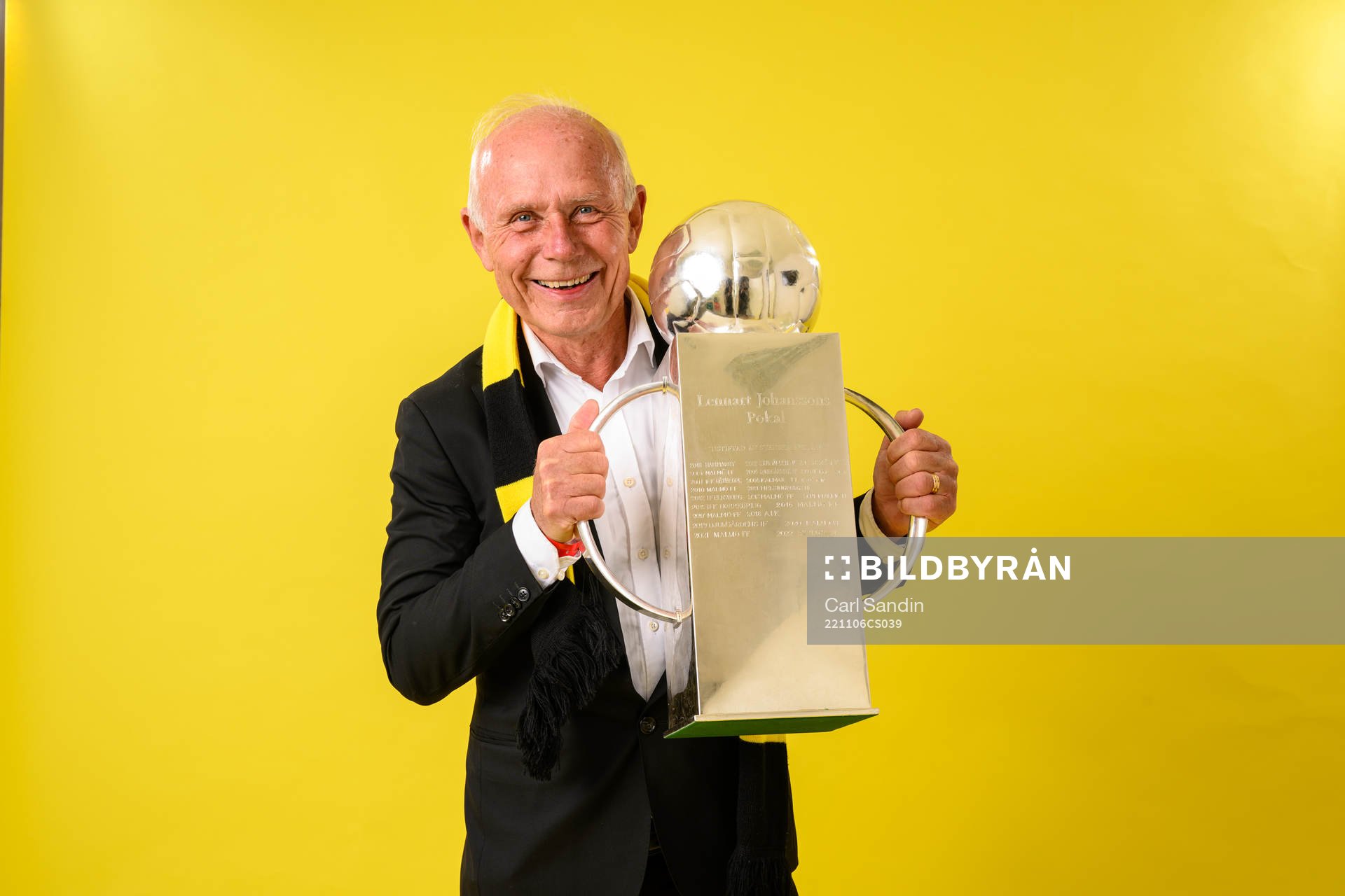 Häckens f.d. klubbdirektör Dennis Andersson jublar med pokalen efter fotbollsmatchen i Allsvenskan mellan Häcken och IFK Norrköping den 6 november 2022 i Göteborg. 
