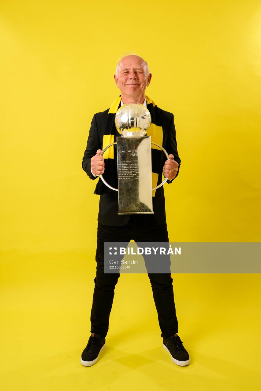 Häckens f.d. klubbdirektör Dennis Andersson jublar med