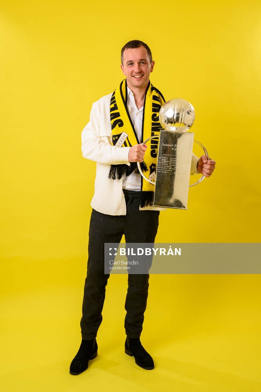 Häckens Even Hovland jublar med pokalen