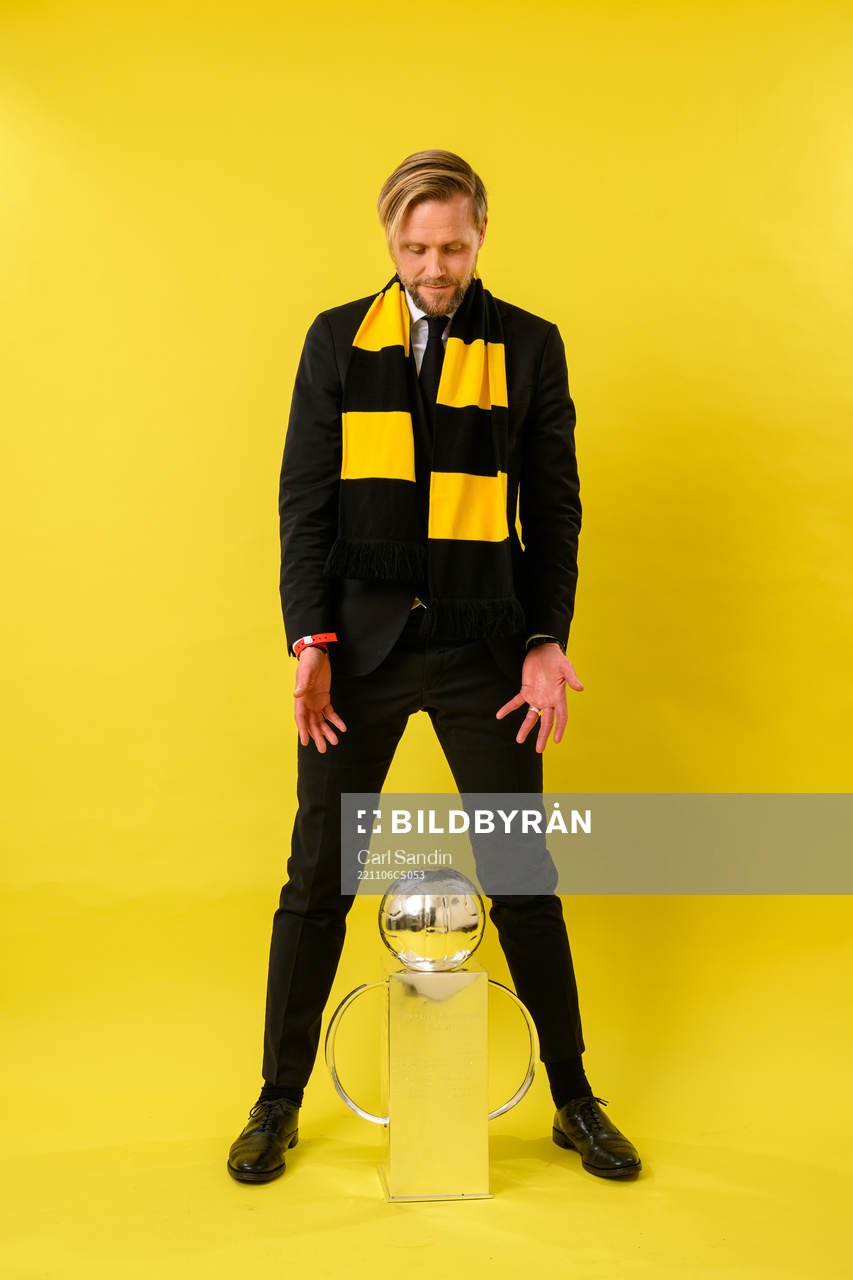 Häckens klubbchef Marcus Jodin jublar med pokalen