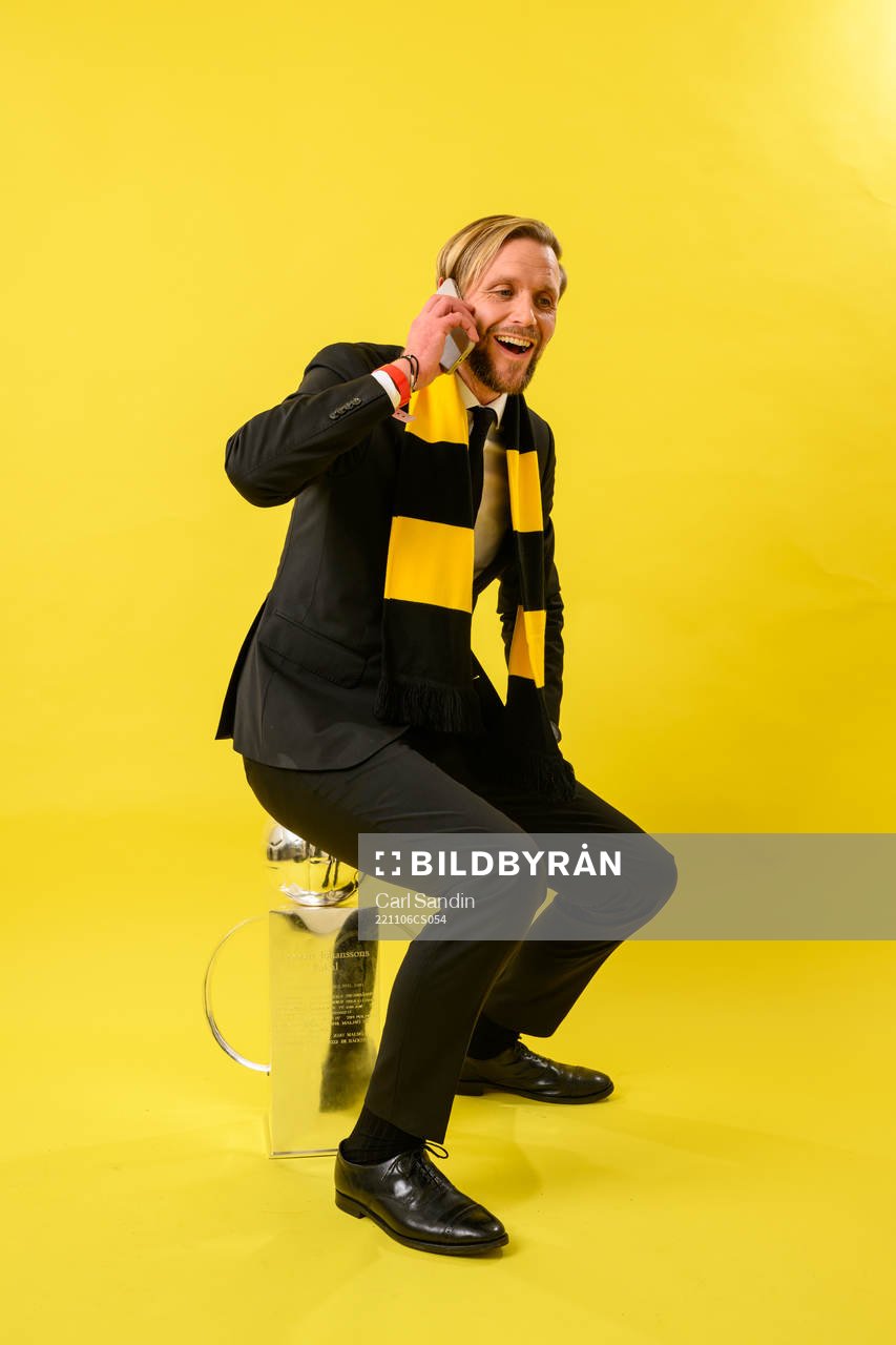 Häckens klubbchef Marcus Jodin jublar med pokalen