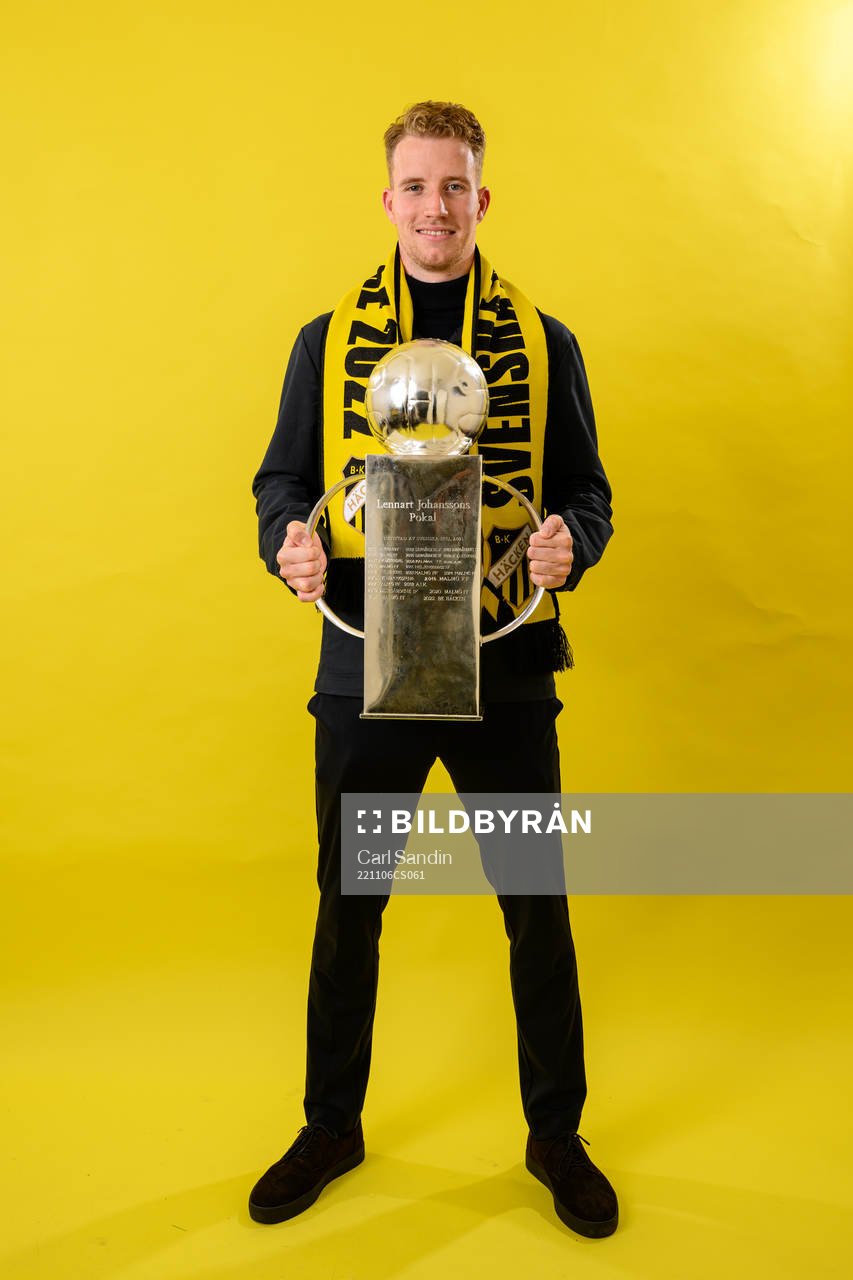 Häckens Samuel Gustafson jublar med pokalen
