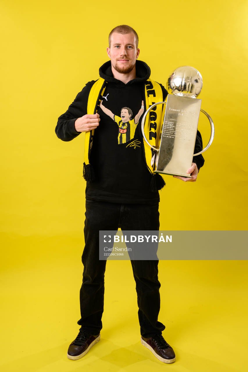 Häckens Simon Gustafson jublar med pokalen