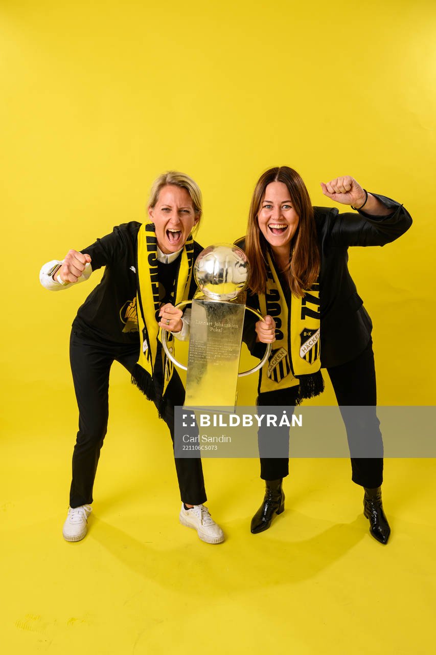 Häckens vice klubbchef och kommunikationschef Malin Fahlén och marknadschef Elin Öst Sandström jublar med pokalen efter fotbollsmatchen i Allsvenskan mellan Häcken och IFK Norrköping den 6 november 2022 i Göteborg.