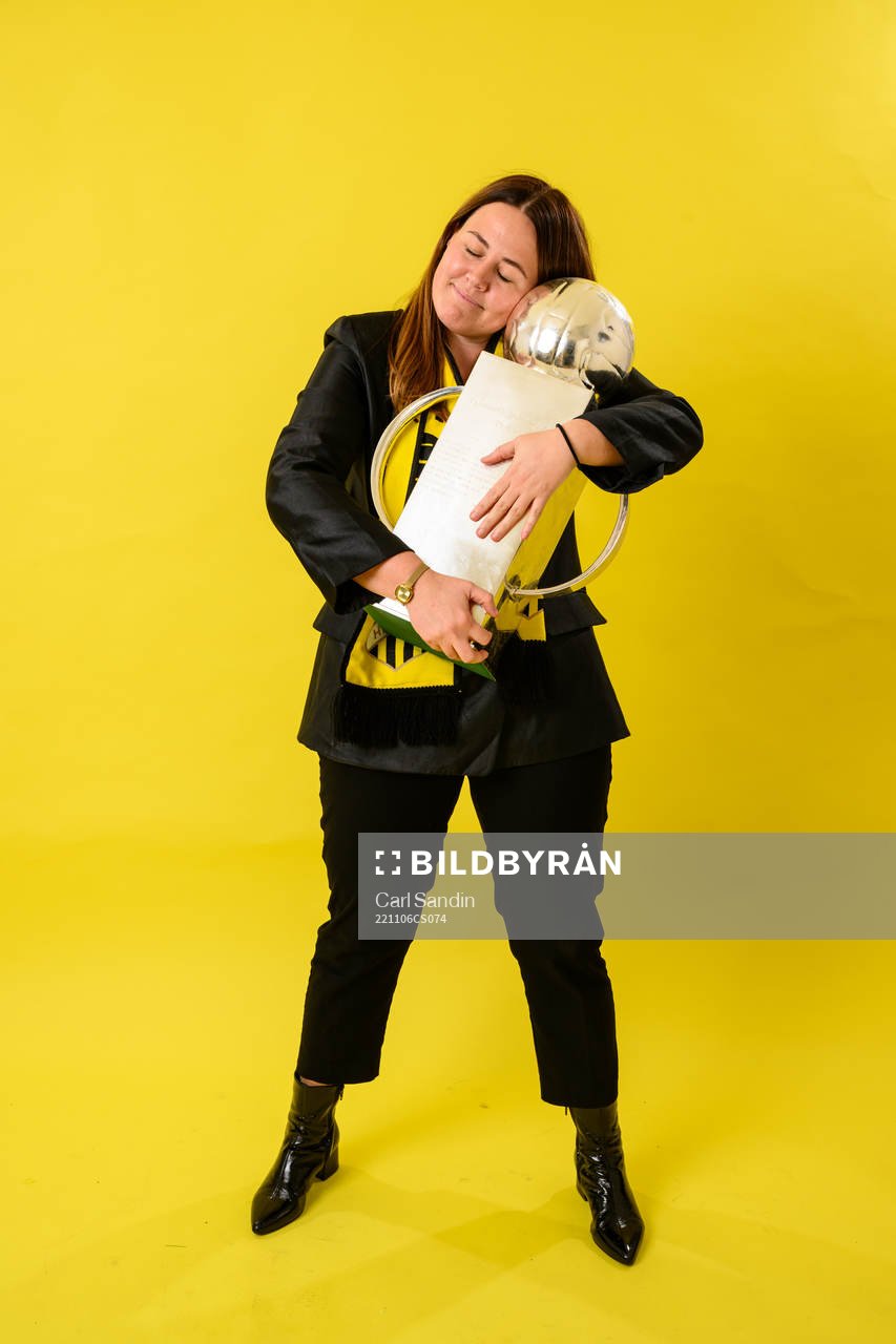 Häckens marknadschef Elin Öst Sandström jublar med pokalen efter fotbollsmatchen i Allsvenskan mellan Häcken och IFK Norrköping den 6 november 2022 i Göteborg.