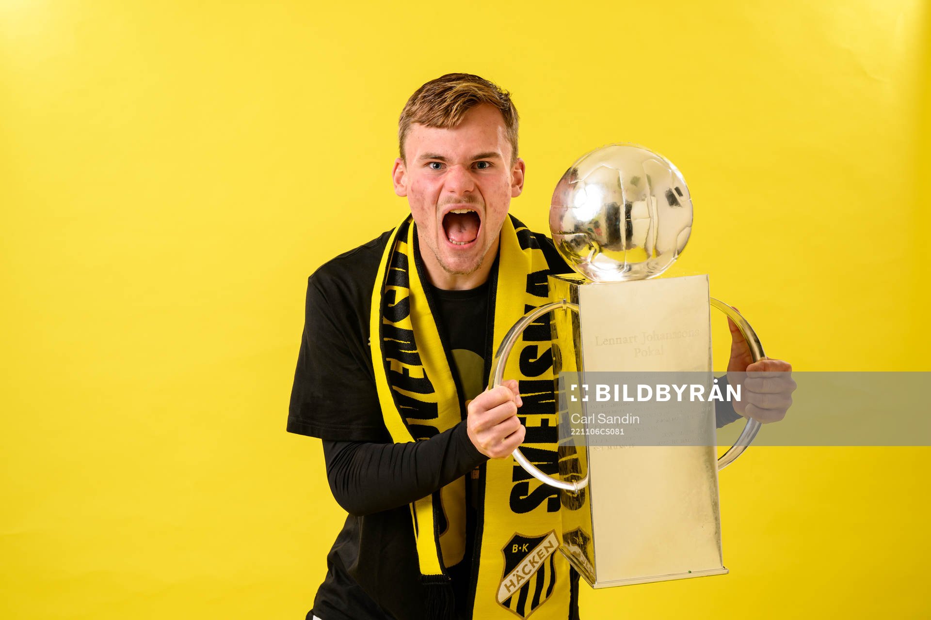 Häckens Oscar Uddenäs jublar med pokalen