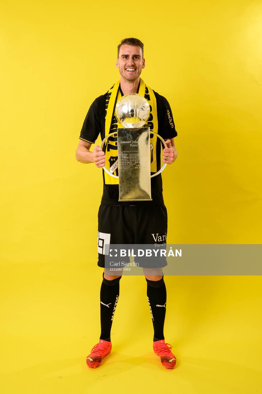 Häckens Johan Hammar jublar med pokalen efter fotbollsmatchen i Allsvenskan mellan Häcken och IFK Norrköping den 6 november 2022 i Göteborg.