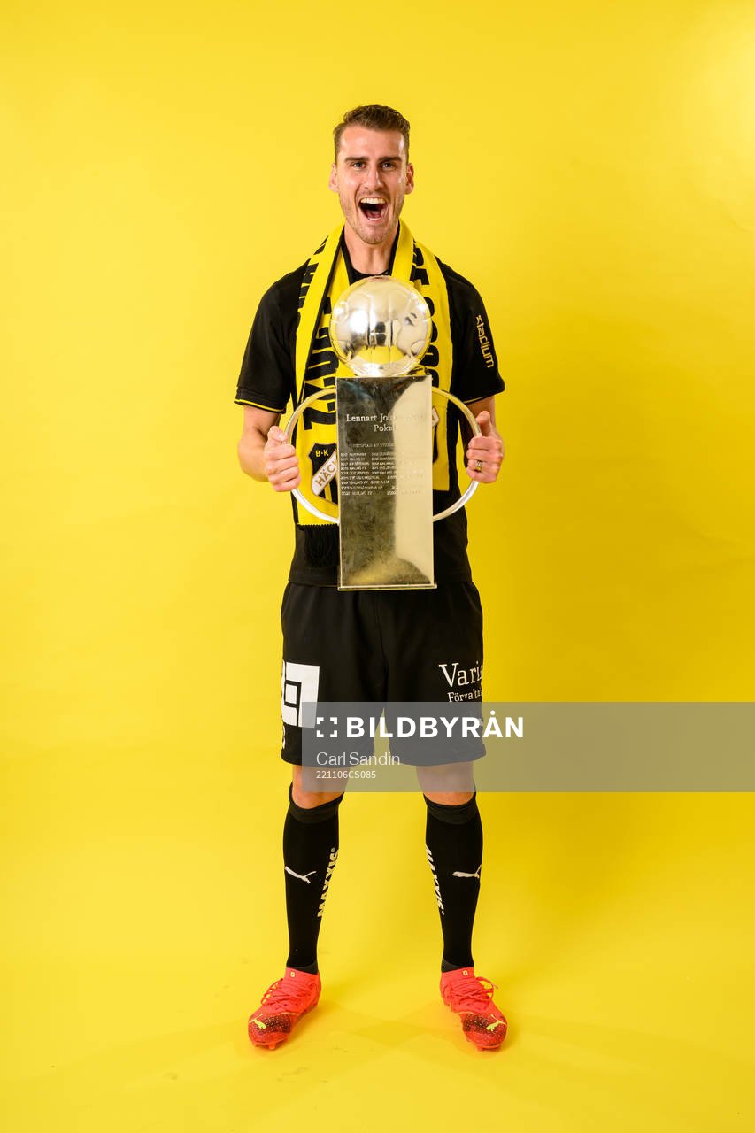 Häckens Johan Hammar jublar med pokalen