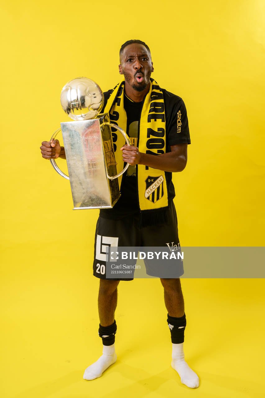 Häckens Blair Sebastian Turgott jublar med pokalen