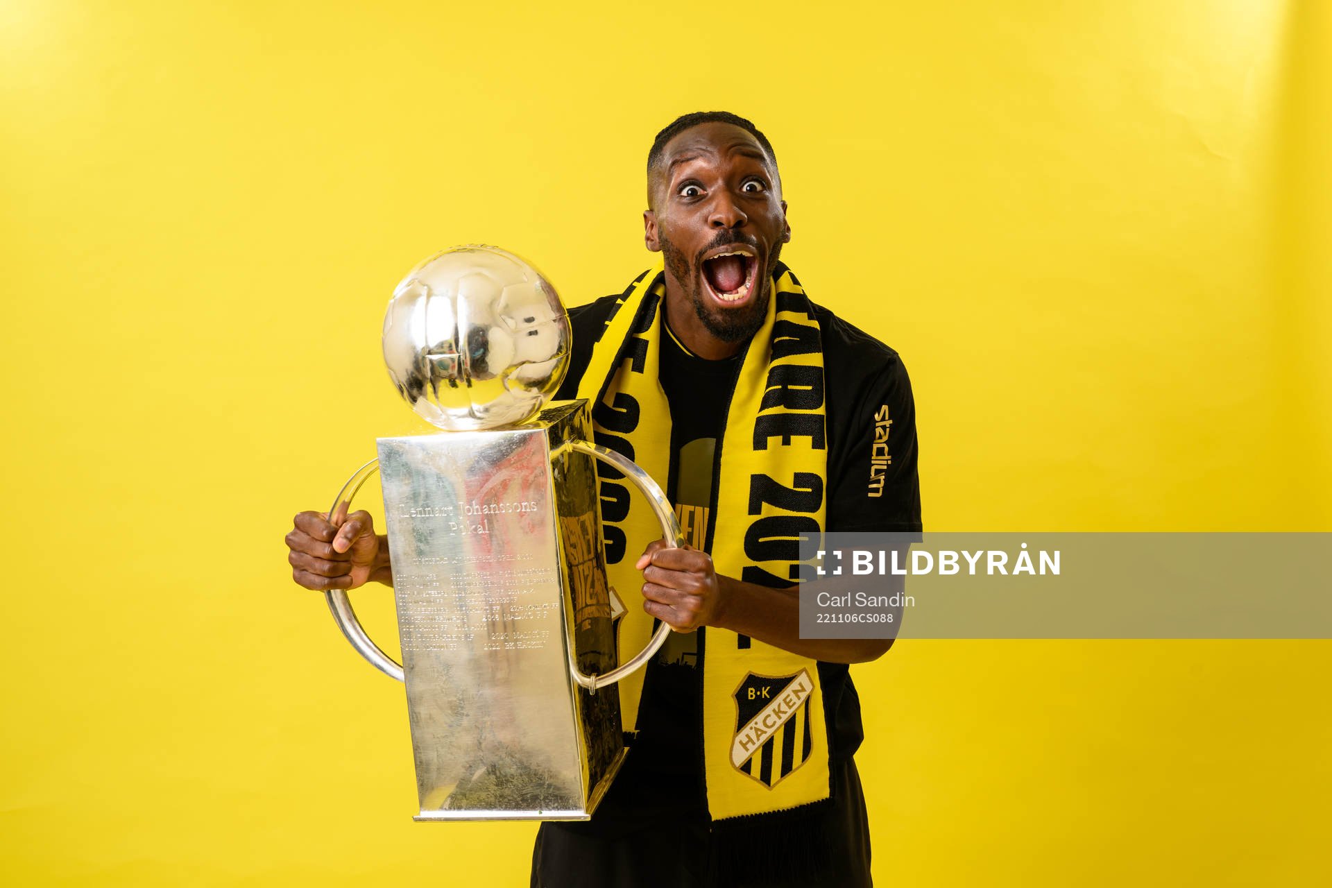 Häckens Blair Sebastian Turgott jublar med pokalen