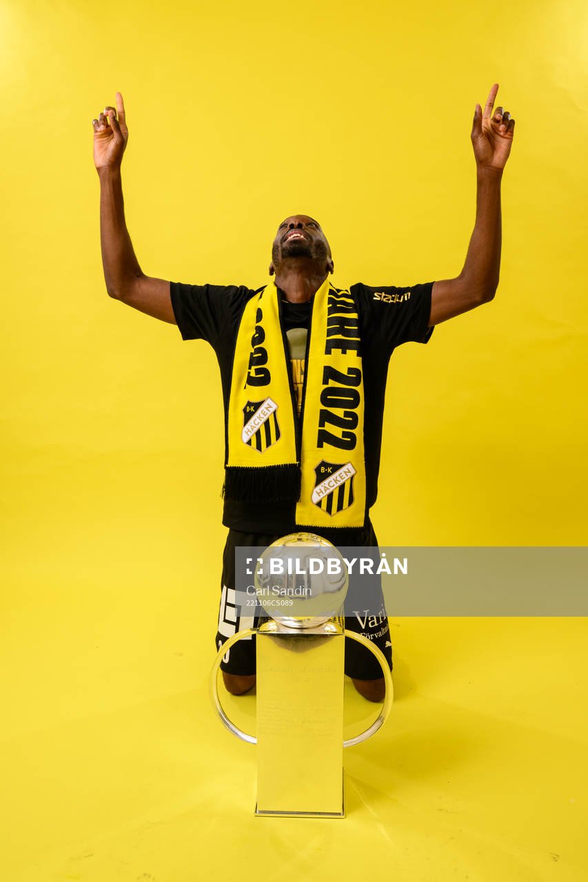 Häckens Blair Sebastian Turgott jublar med pokalen