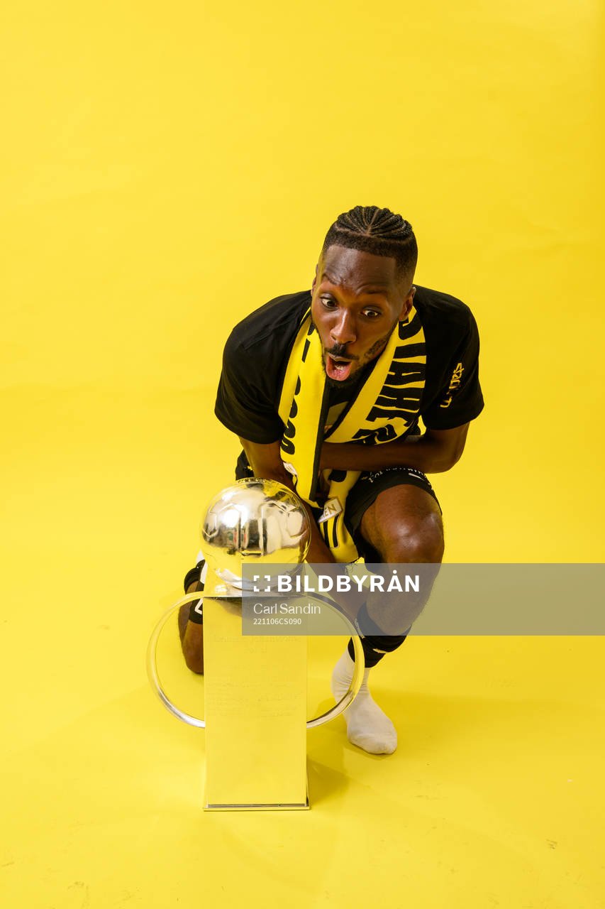 Häckens Blair Sebastian Turgott jublar med pokalen