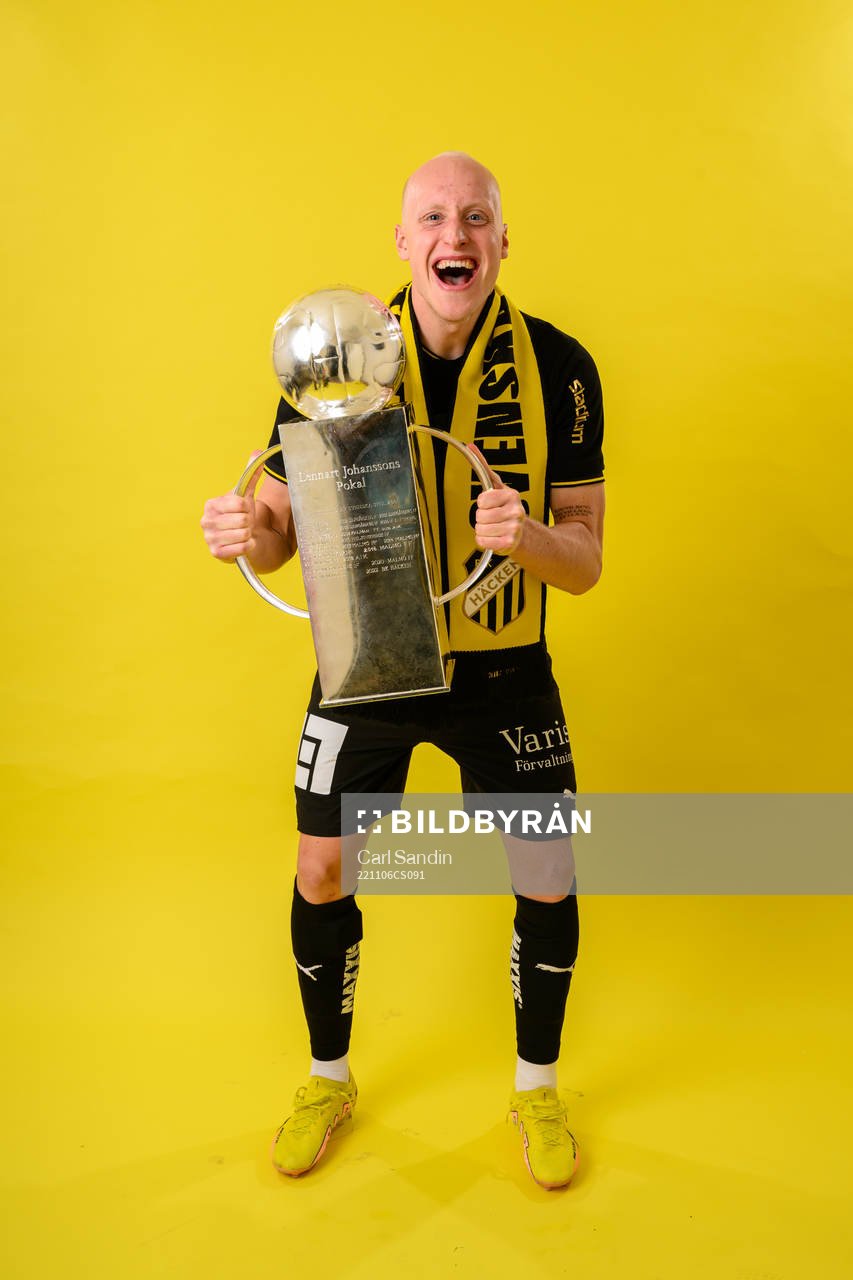 Häckens Valgeir Fridriksson jublar med pokalen