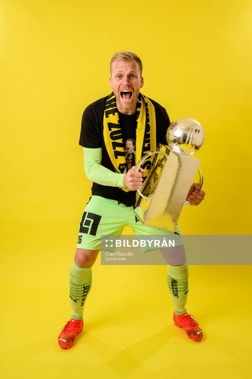 Häckens målvakt Peter Abrahamsson jublar med pokalen