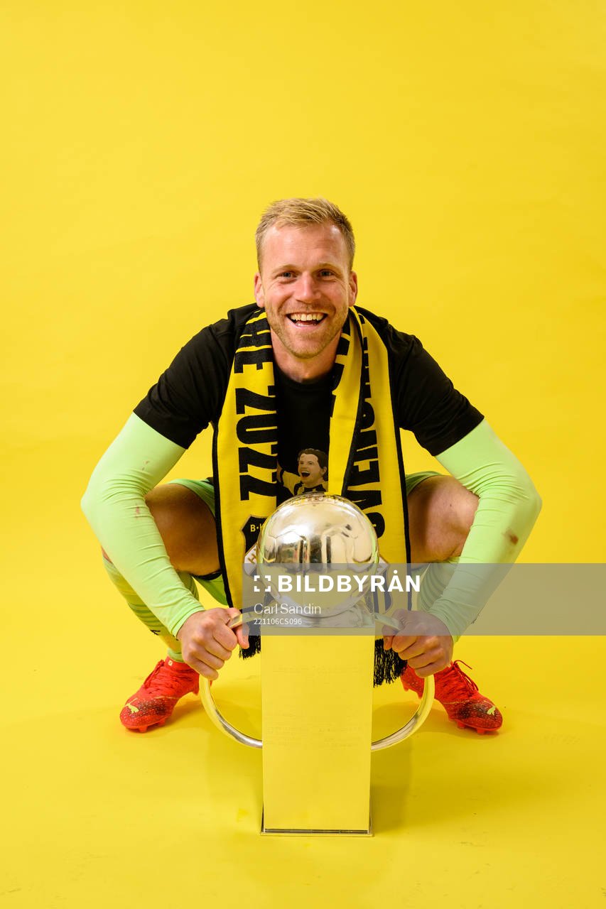 Häckens målvakt Peter Abrahamsson jublar med pokalen