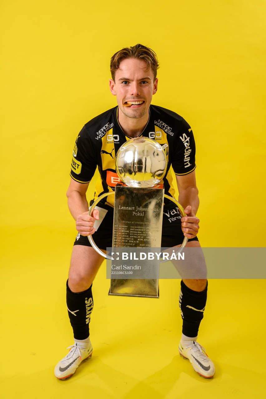 Häckens Lars Olden Larsen jublar med pokalen