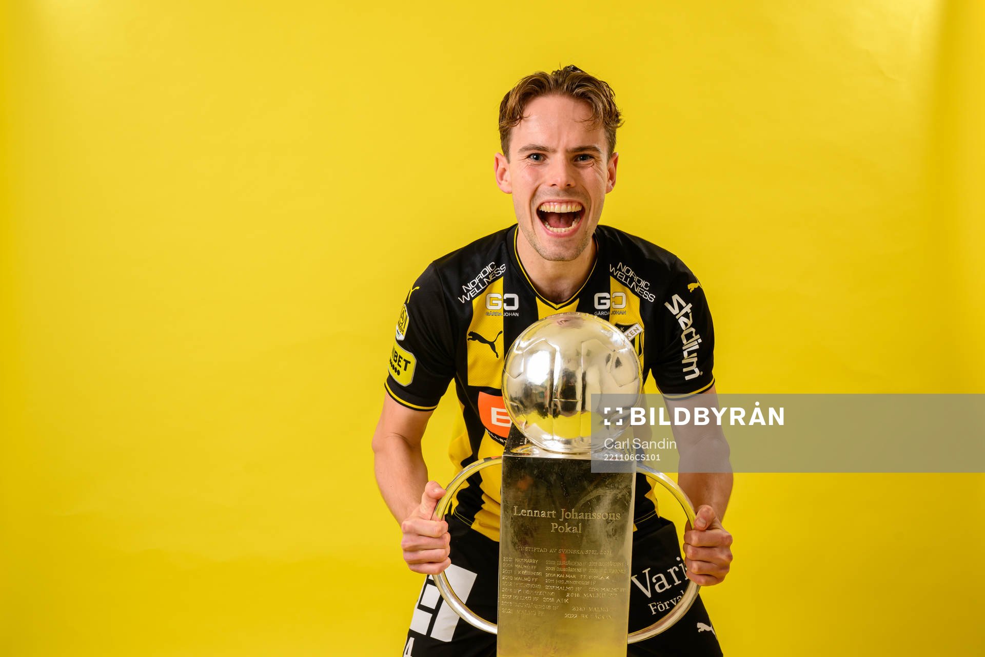 Häckens Lars Olden Larsen jublar med pokalen