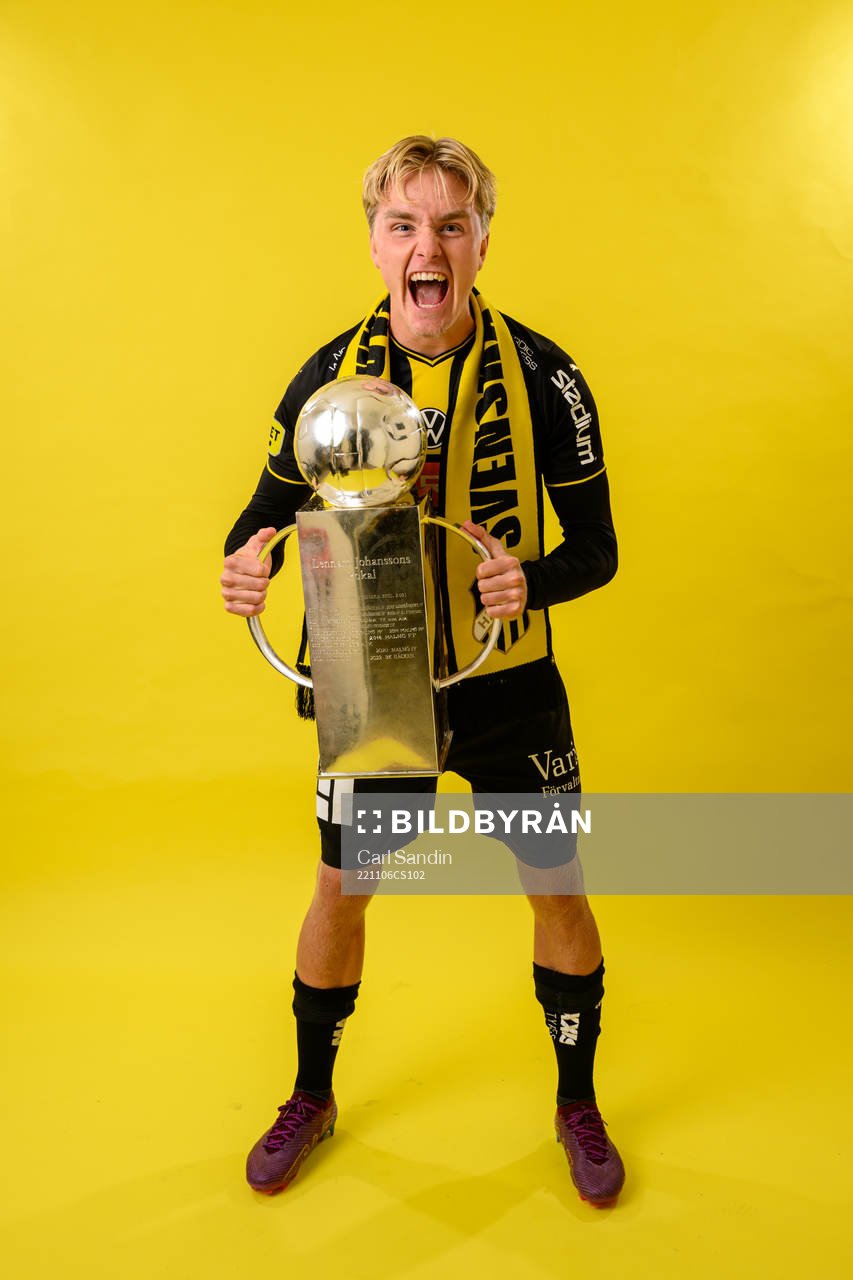 Häckens Sebastian Lagerlund jublar med pokalen